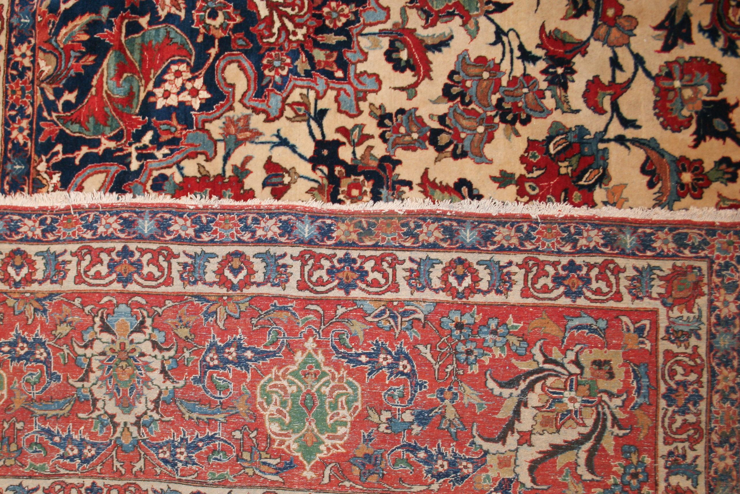 Sehr feiner antiker Isfahan-Teppich aus Wolle und Seide mit weißem Hintergrund (Frühes 20. Jahrhundert) im Angebot