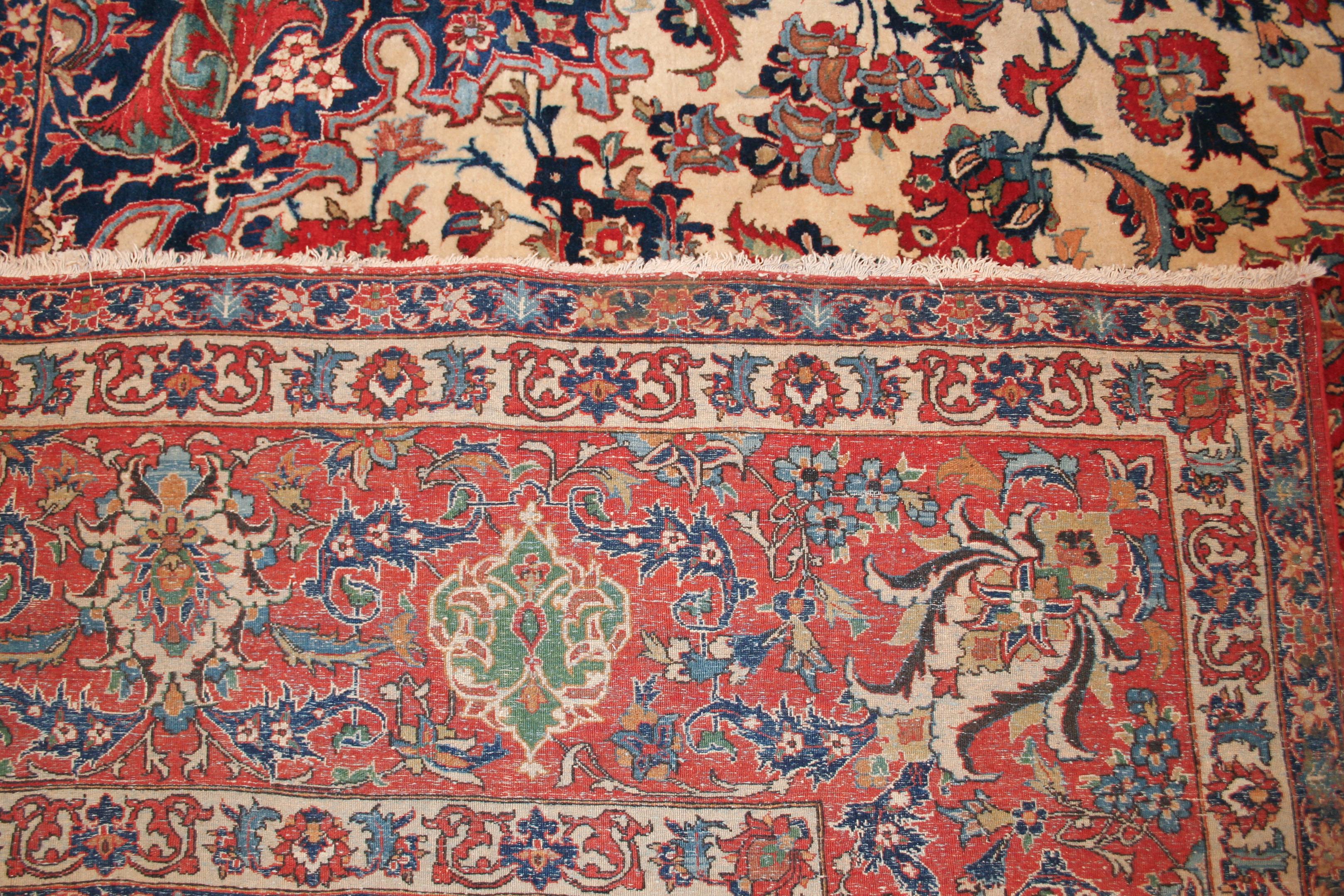 Sehr feiner antiker Isfahan-Teppich aus Wolle und Seide mit weißem Hintergrund im Angebot 1