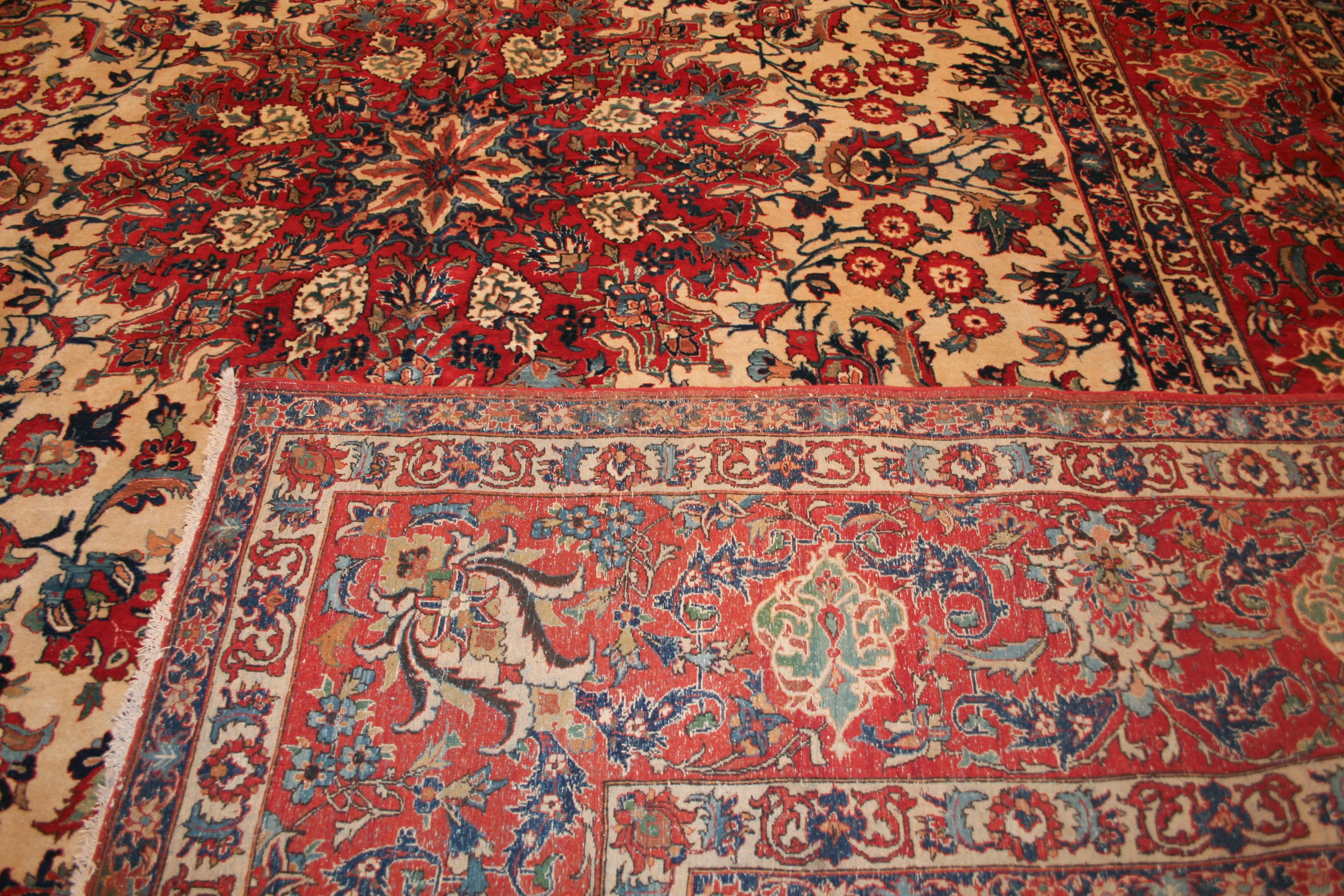 Sehr feiner antiker Isfahan-Teppich aus Wolle und Seide mit weißem Hintergrund im Angebot 2