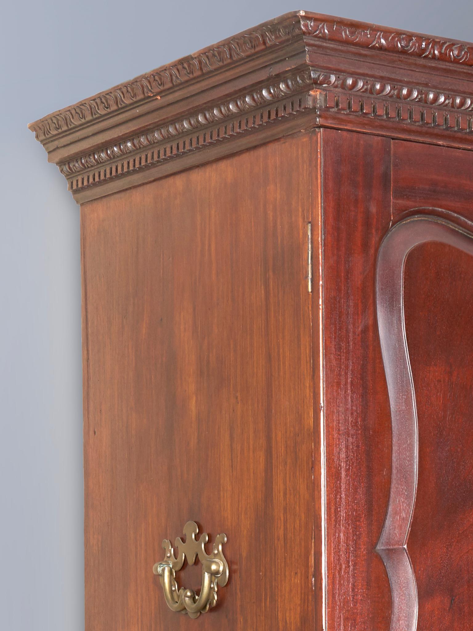 Aufwändige Leisten, geformte Paneeltüren, Schubladen im Sockel und im Deckel. Geschnitzte Haartatzenfüße, gadronierte Sockelform und geschnitzte Muschel in der Mitte. England, um 1760.