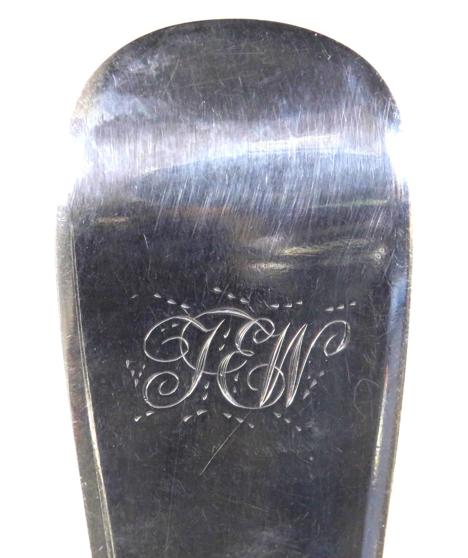 Très bonne cuillère à farcir en argent sterling du 19ème siècle, poinçonnée Londres 1843 Bon état - En vente à Ottawa, Ontario