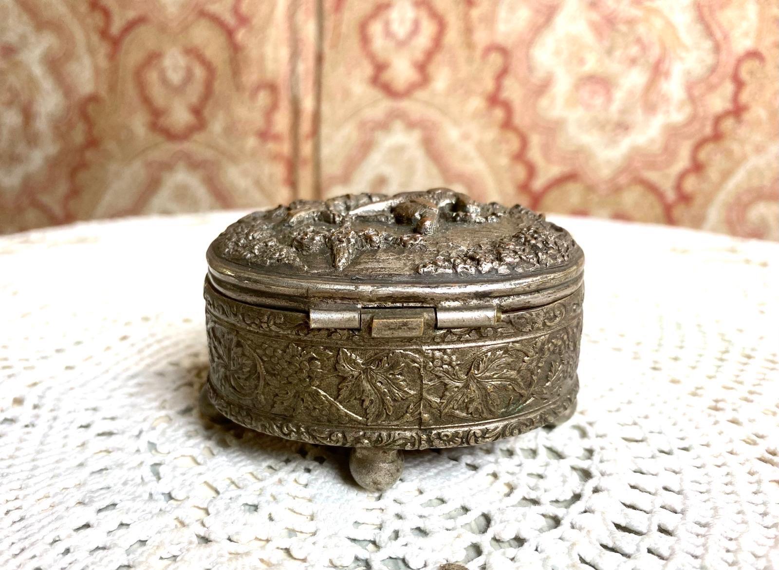 Very good antique condition with light age-related wear and a nice patina. en vente 4