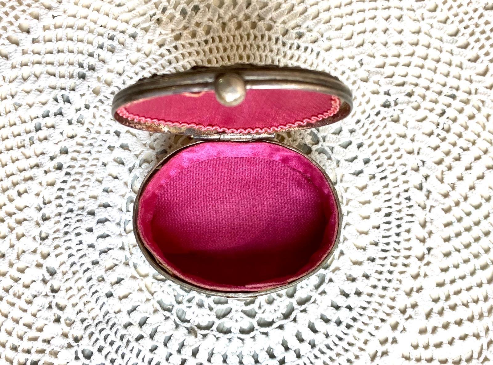 Very good antique condition with light age-related wear and a nice patina. en vente 5