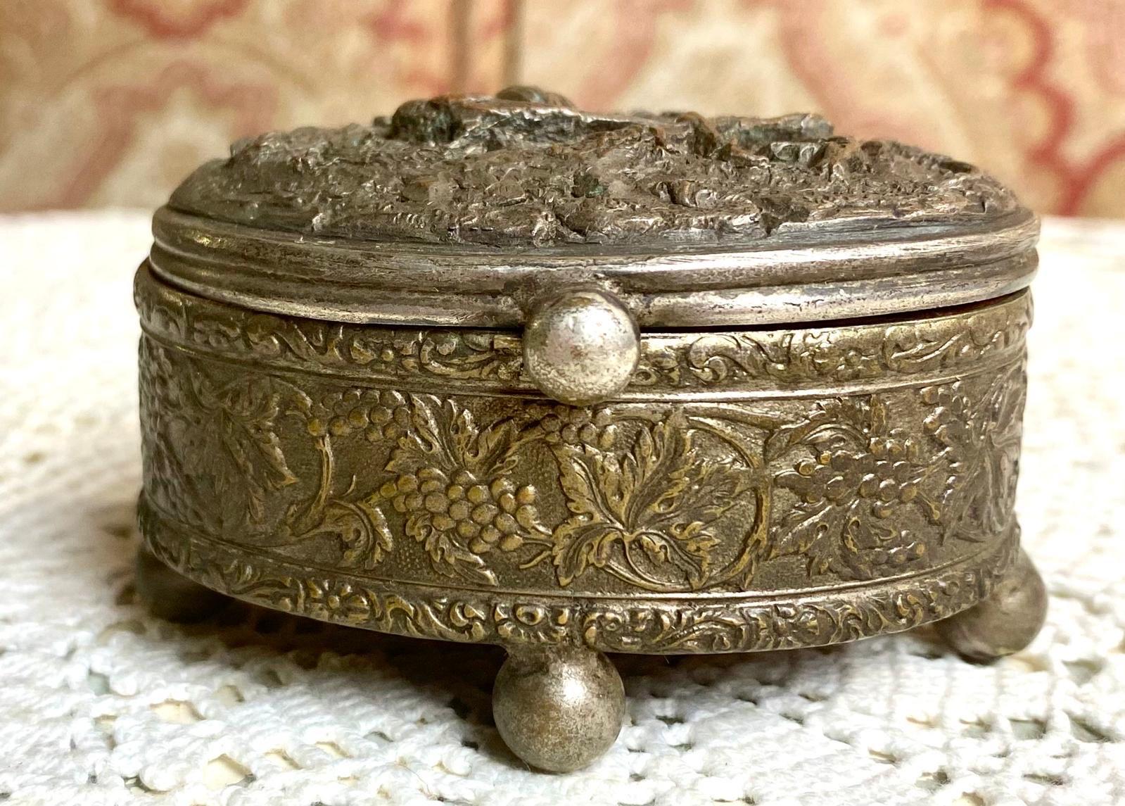 Art nouveau Very good antique condition with light age-related wear and a nice patina. en vente