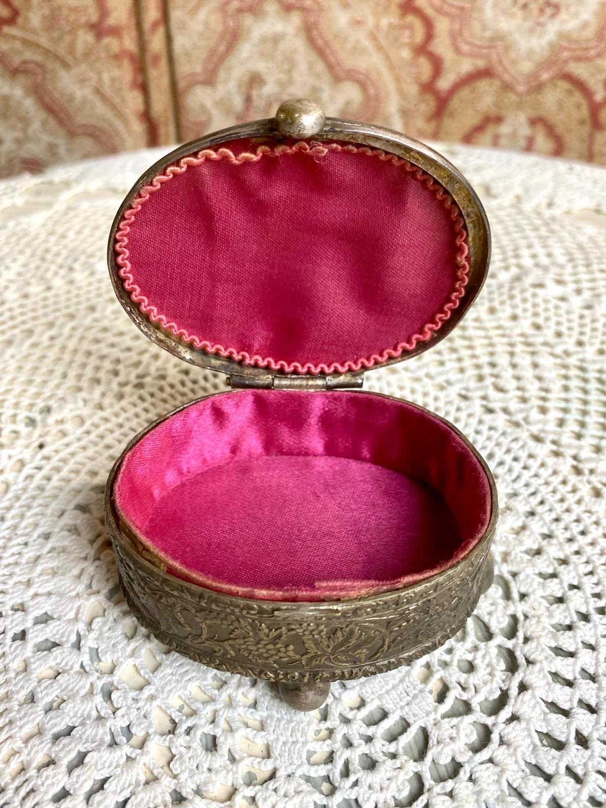 Métal Very good antique condition with light age-related wear and a nice patina. en vente