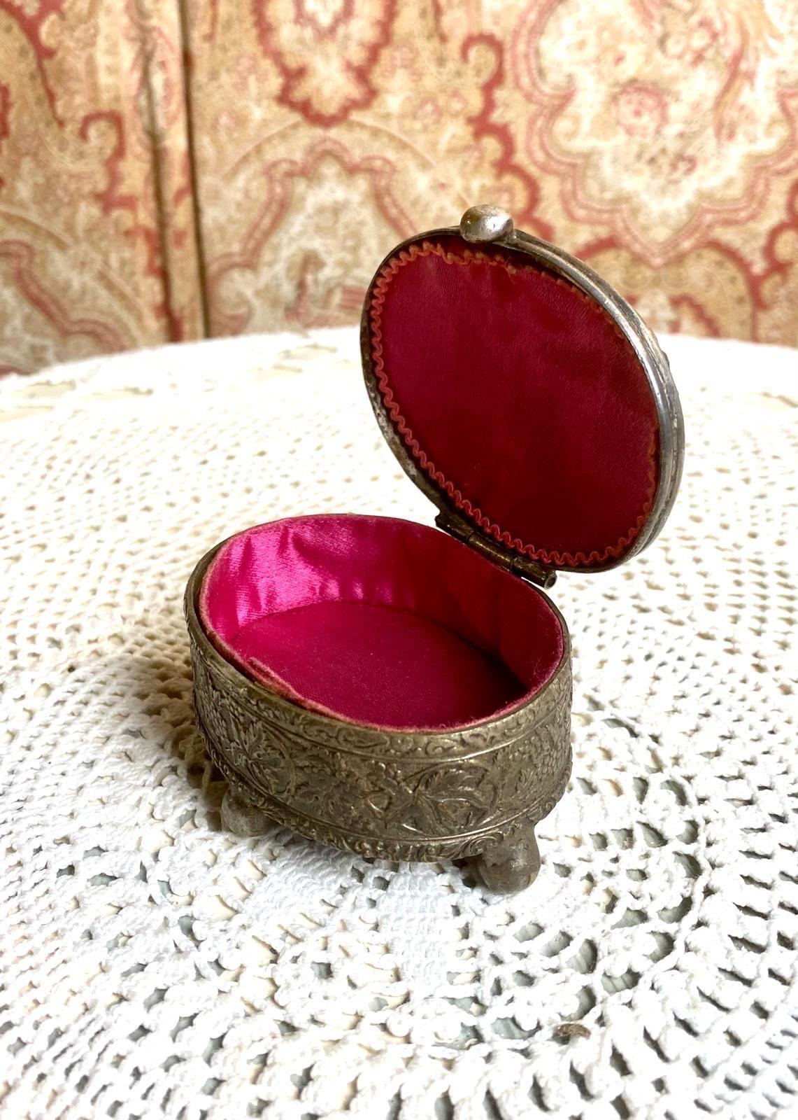 Very good antique condition with light age-related wear and a nice patina. en vente 2