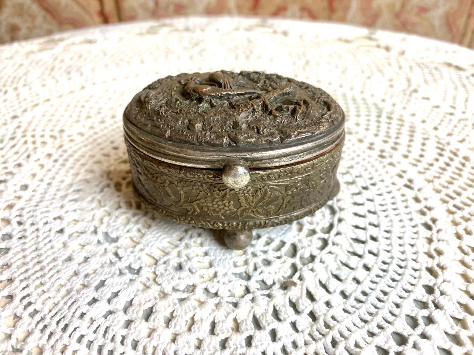 Very good antique condition with light age-related wear and a nice patina. en vente 3