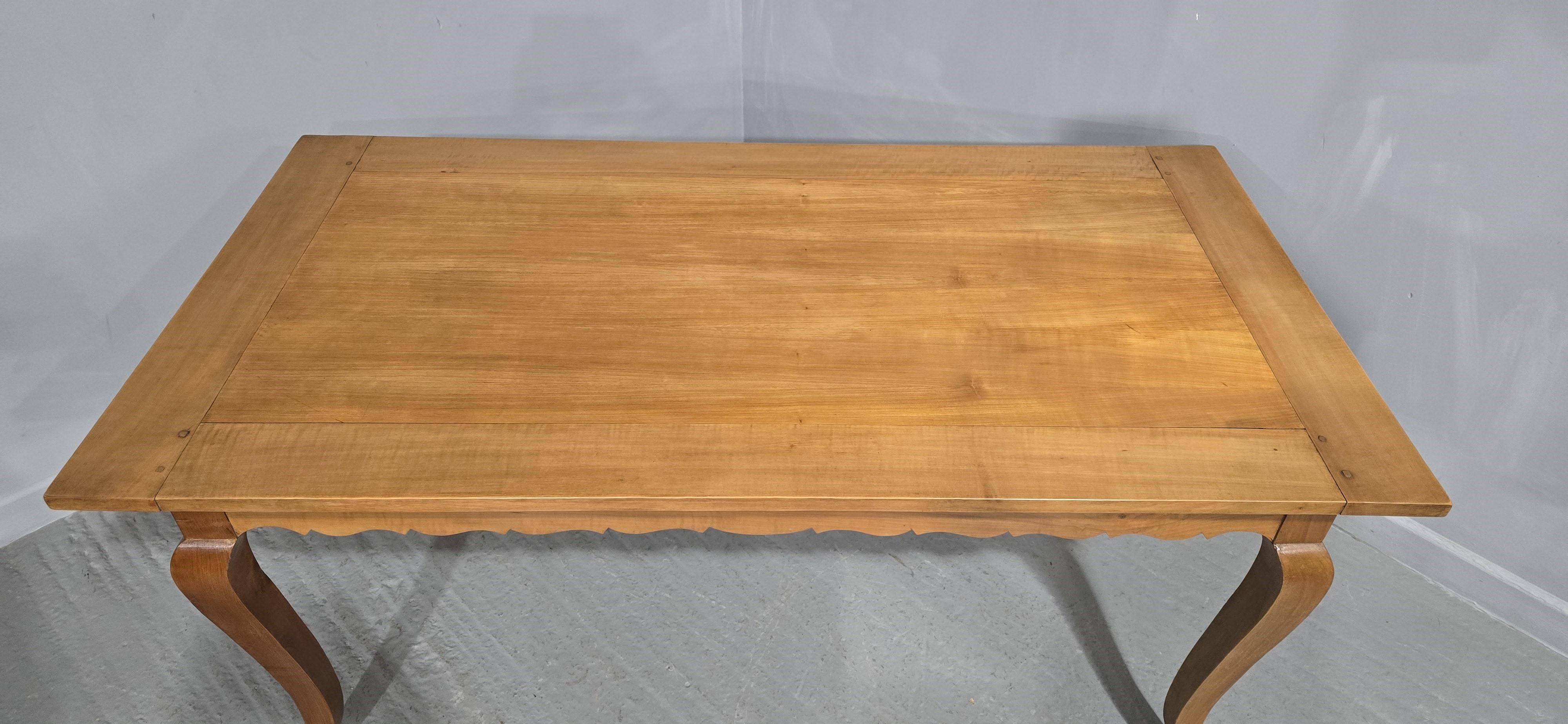Ottimo tavolo da cucina francese con asse e pioli, realizzato in ciliegio e poggiante su gambe cabriole, con cassetti alle estremità,  condizioni generali molto buone con un colore eccellente.

29,5