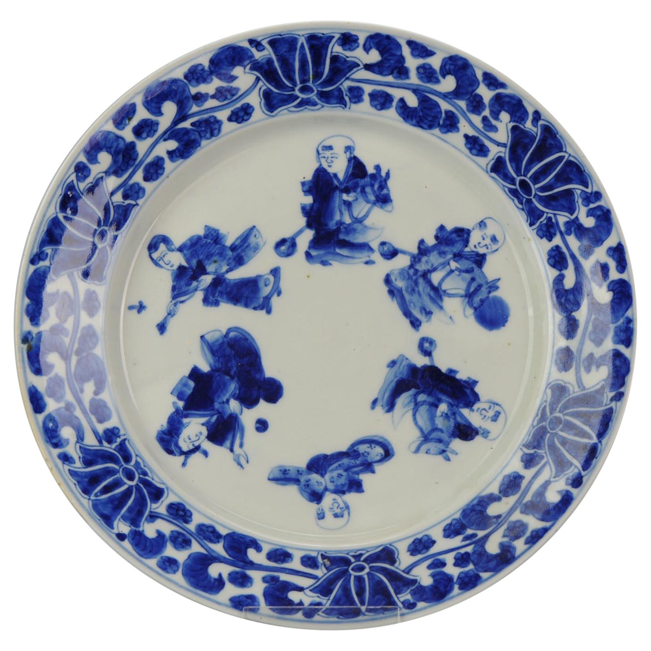 Très bonne assiette japonaise Sometsuke Arita avec figurines de chevaux-jouets, XIXe siècle