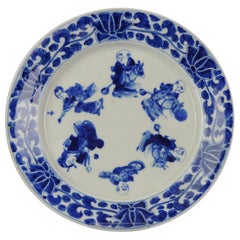 Ottimo piatto giapponese Sometsuke Arita con figure di cavalli giocattolo, XIX sec.