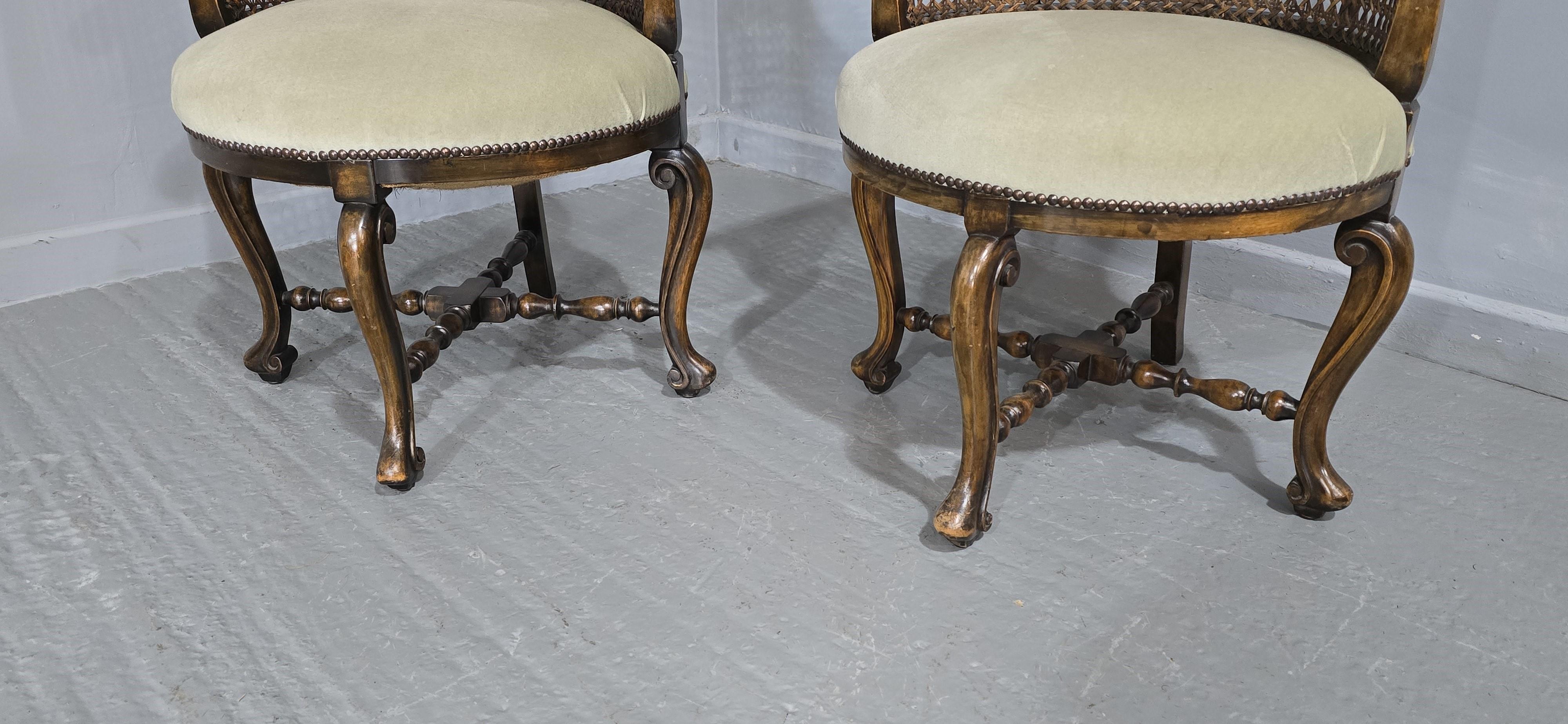 Superbe paire de chaises baignoires en hêtre avec dossier en bergère, tapisserie vert pâle, en excellent état d'origine.

33