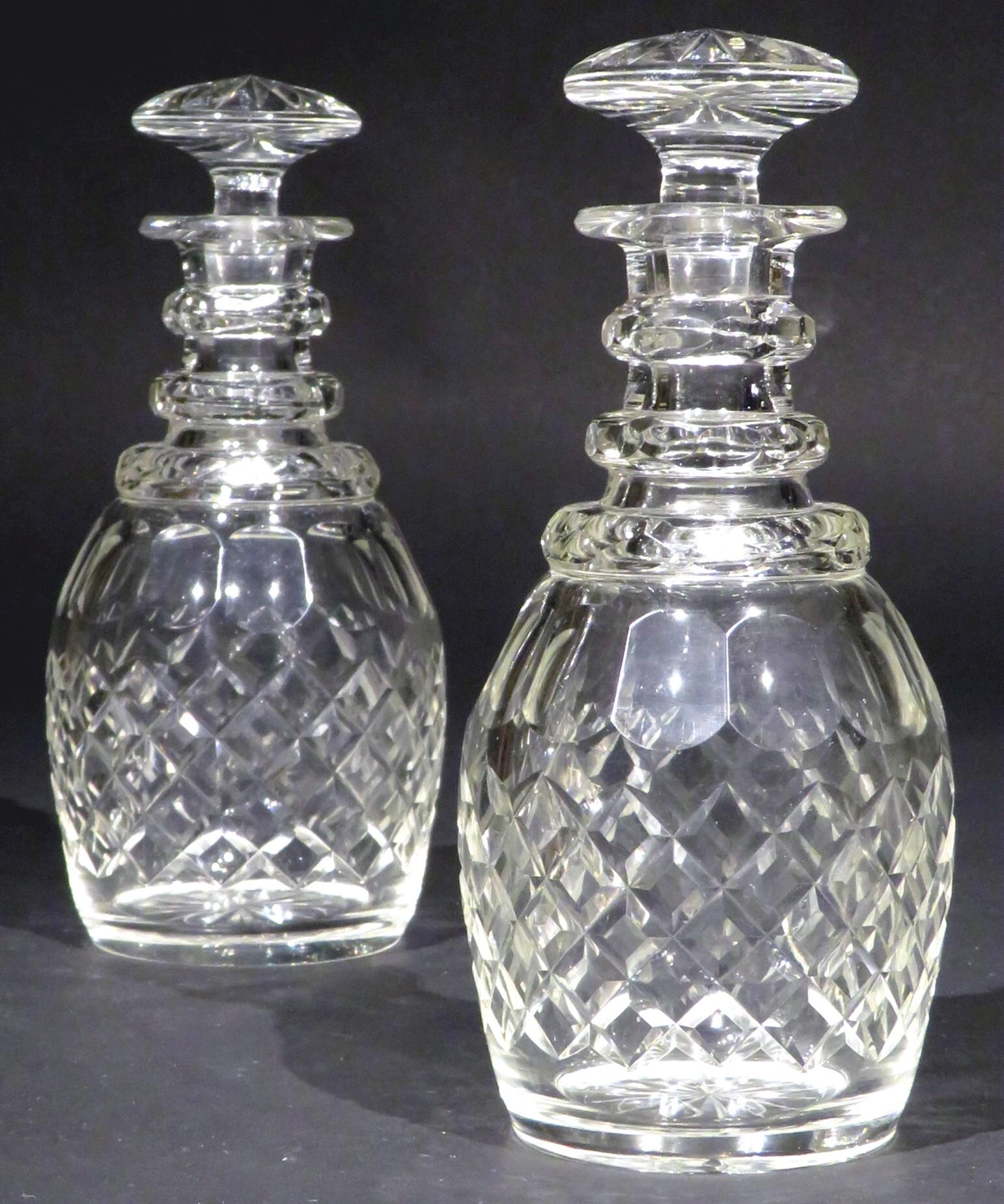 Anglais Trs bonne paire de carafes  spirit en verre taill William IV, Angleterre, datant d'environ 1835 en vente