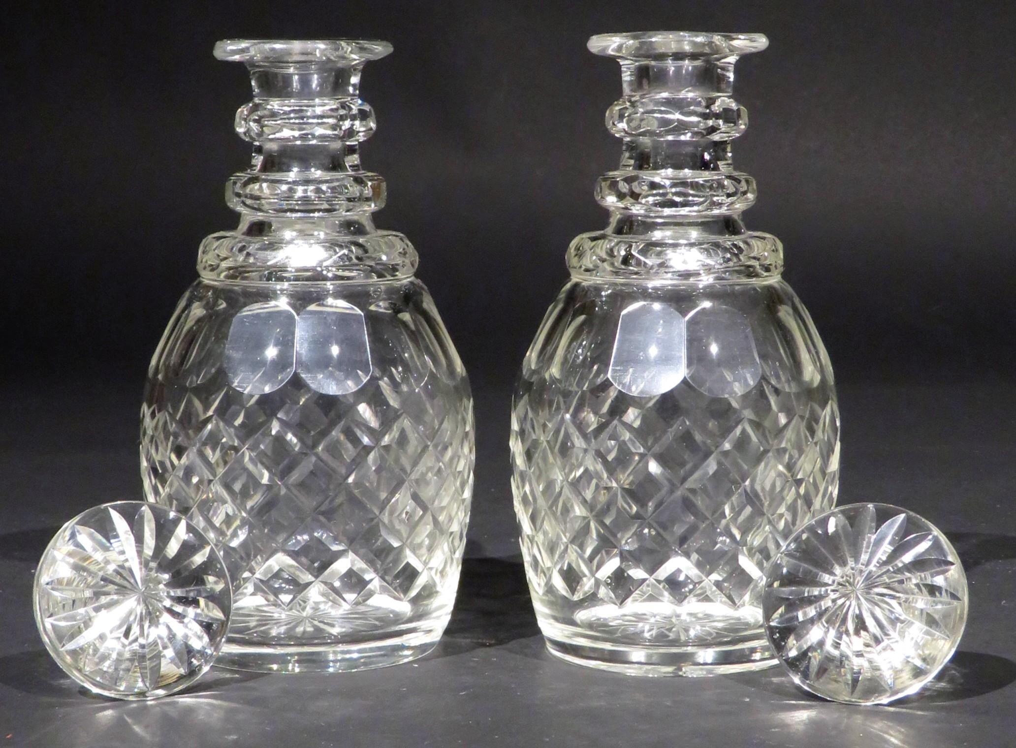 Verre taillé Trs bonne paire de carafes  spirit en verre taill William IV, Angleterre, datant d'environ 1835 en vente