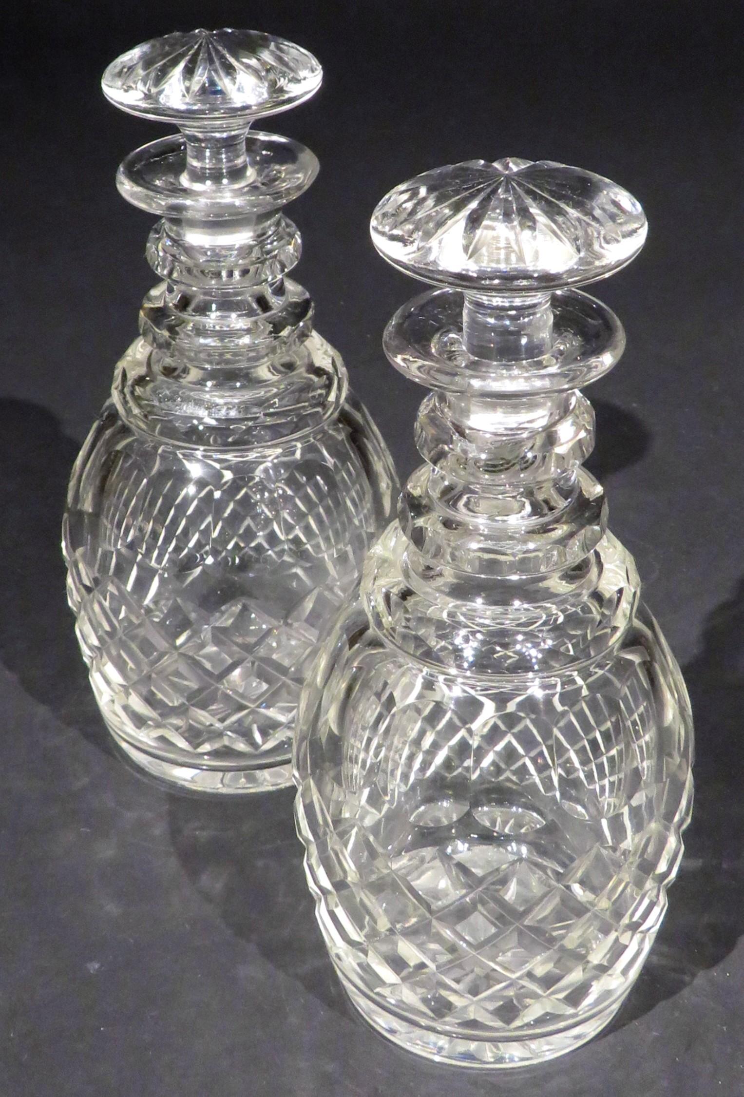 Gravé Trs bonne paire de carafes  spirit en verre taill William IV, Angleterre, datant d'environ 1835 en vente