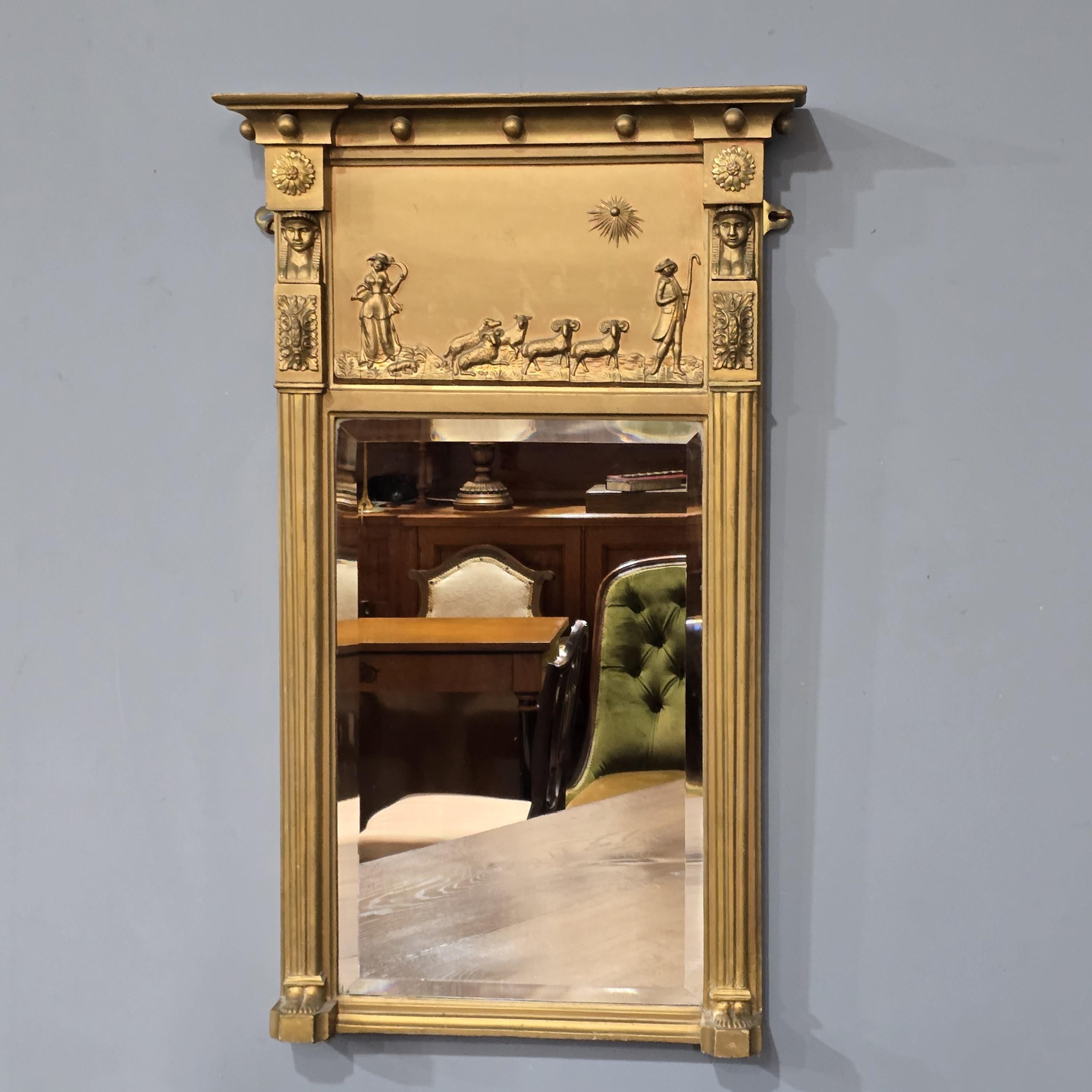 Très bon miroir de style Regency, avec détails égyptiens et miroir biseauté, en très bon état général.

39.5
