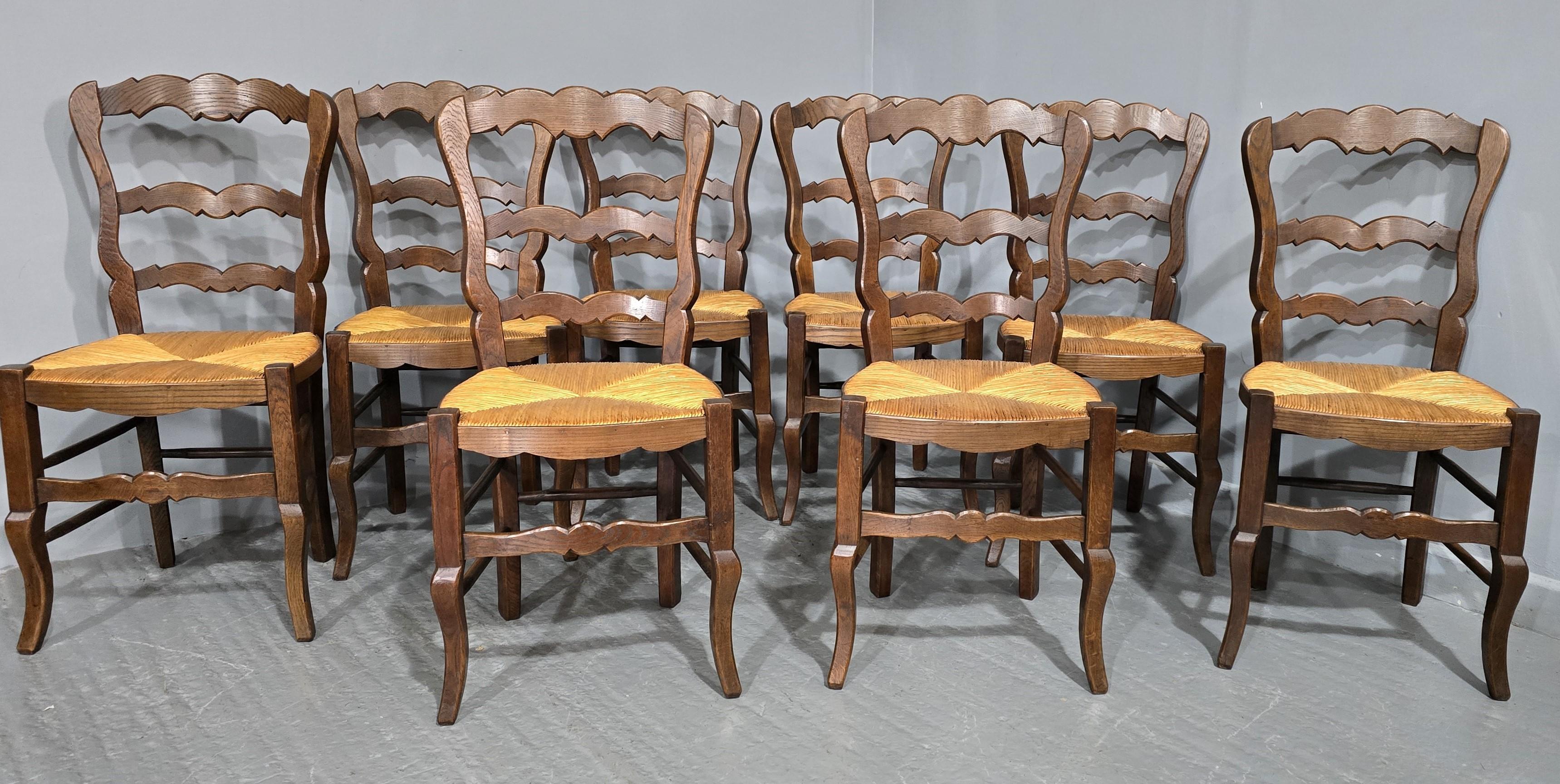 XIX secolo Ottimo set di otto sedie da pranzo francesi da cucina in vendita