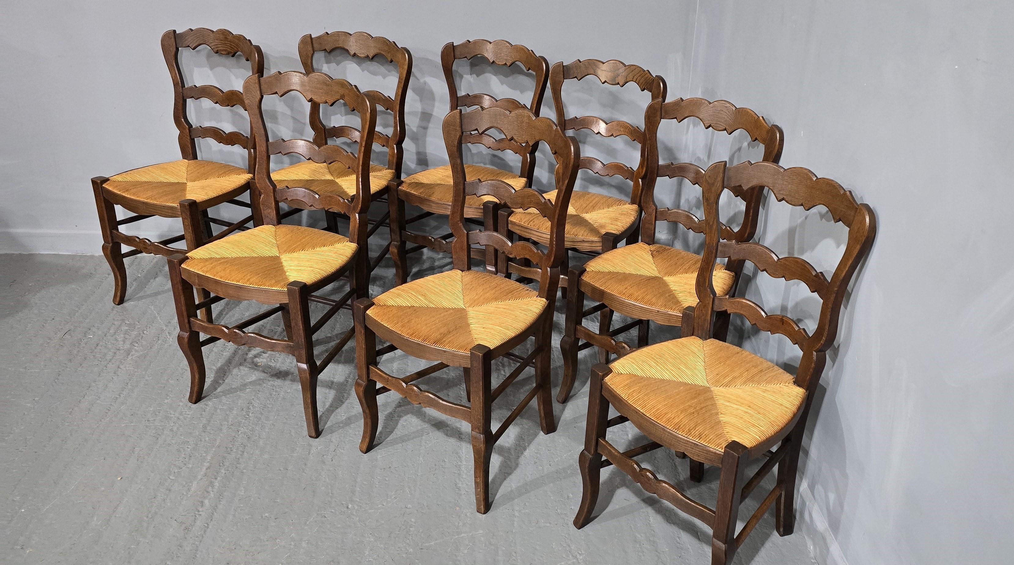 Giunco Ottimo set di otto sedie da pranzo francesi da cucina in vendita