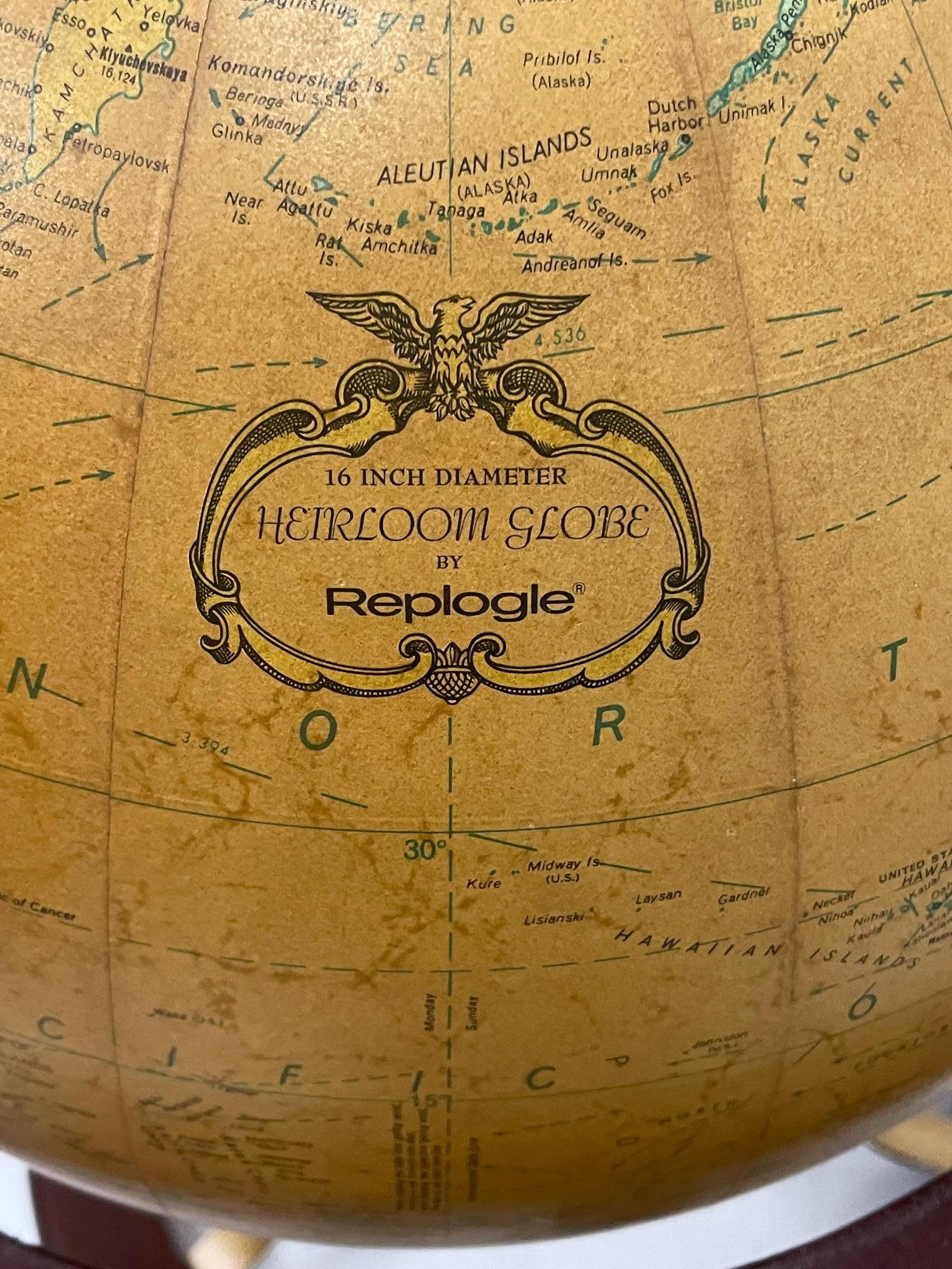 Milieu du XXe siècle Très beau globe en verre enluminé sur support en fer et en noyer en vente