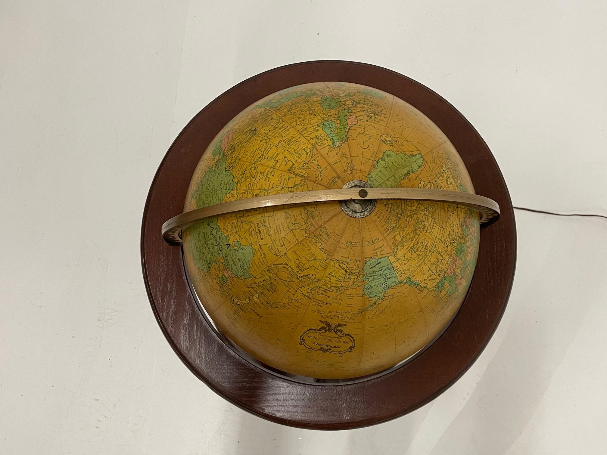Verre Très beau globe en verre enluminé sur support en fer et en noyer en vente