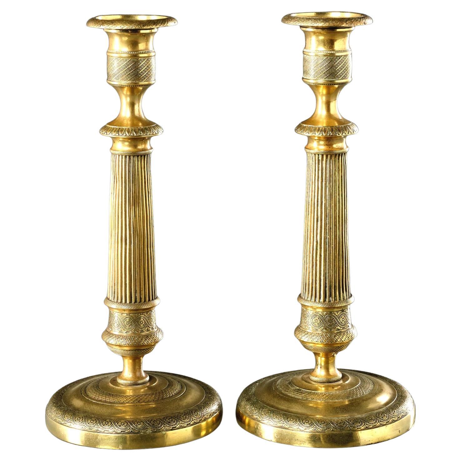 Ein sehr schönes Paar französischer Kerzenständer aus vergoldetem Messing aus der Empire-Periode, um 1820 im Angebot