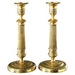 Bellissima coppia di candelieri francesi in ottone dorato del periodo Impero, circa 1820