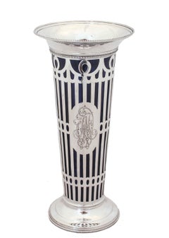 Très heureux de vous proposer cette paire de vases en argent sterling par Dominick and Haff