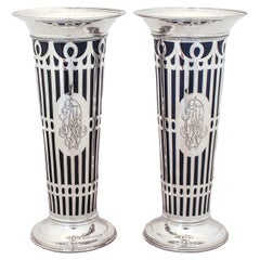 Très heureux de vous proposer cette paire de vases en argent sterling par Dominick and Haff