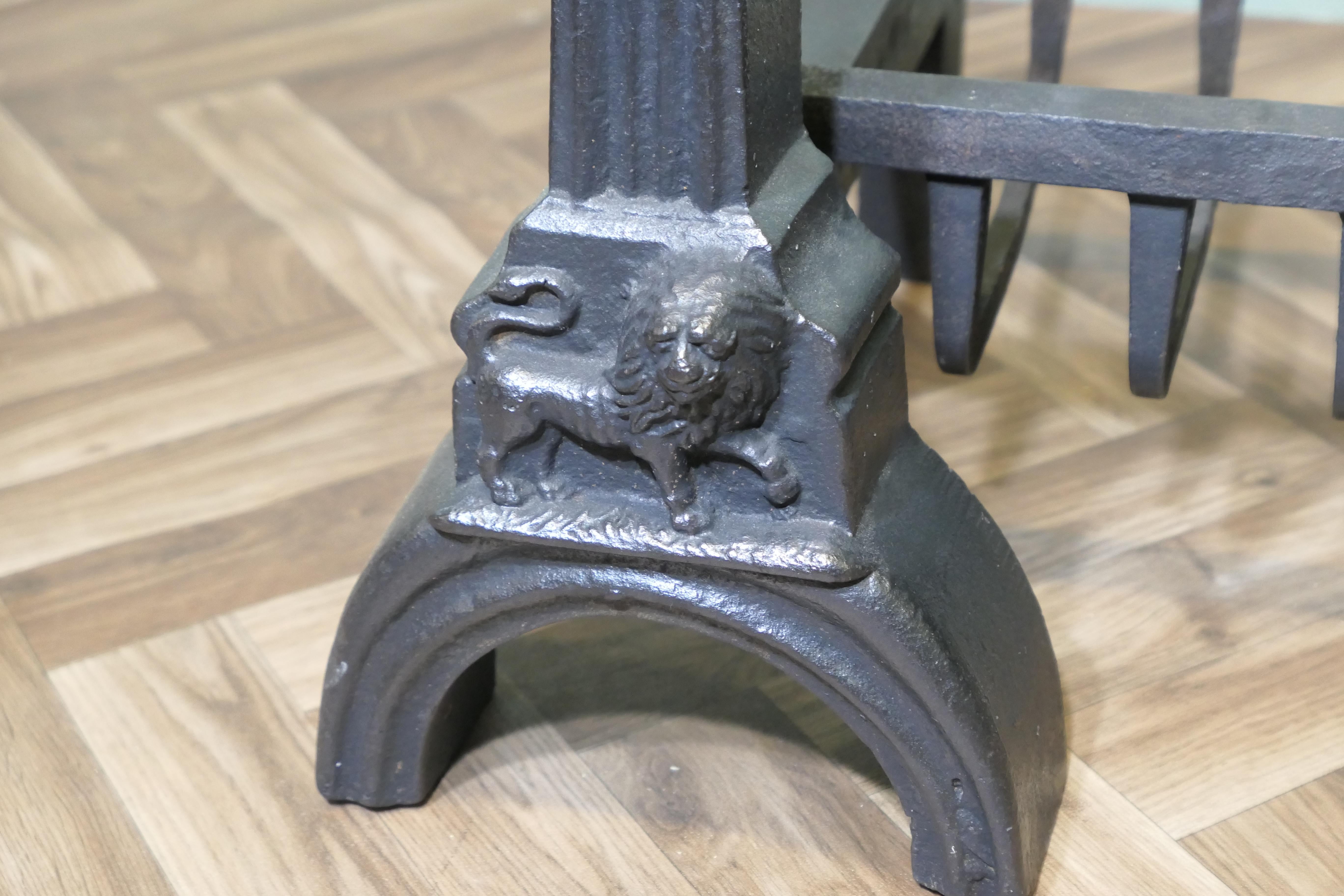 Inizio XX secolo Griglia per caminetto Inglenook del XIX secolo molto pesante con androni in vendita