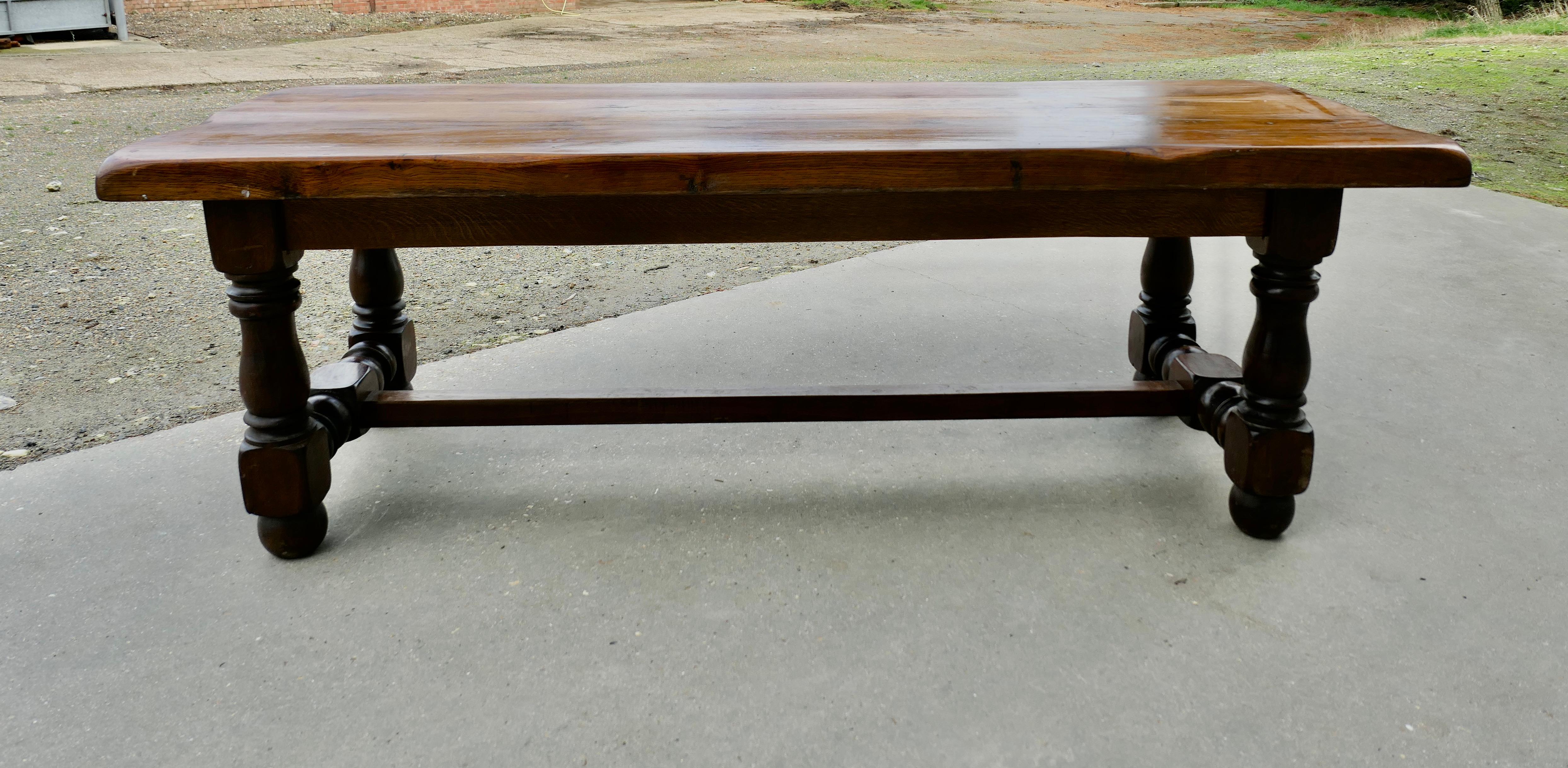 Très lourde table de ferme française 12 places en Oak Oak

Table de ferme en chêne français doré, assez grande pour accueillir confortablement 12 personnes
Il s'agit d'un meuble provincial français typique. Le plateau en chêne massif est très lourd