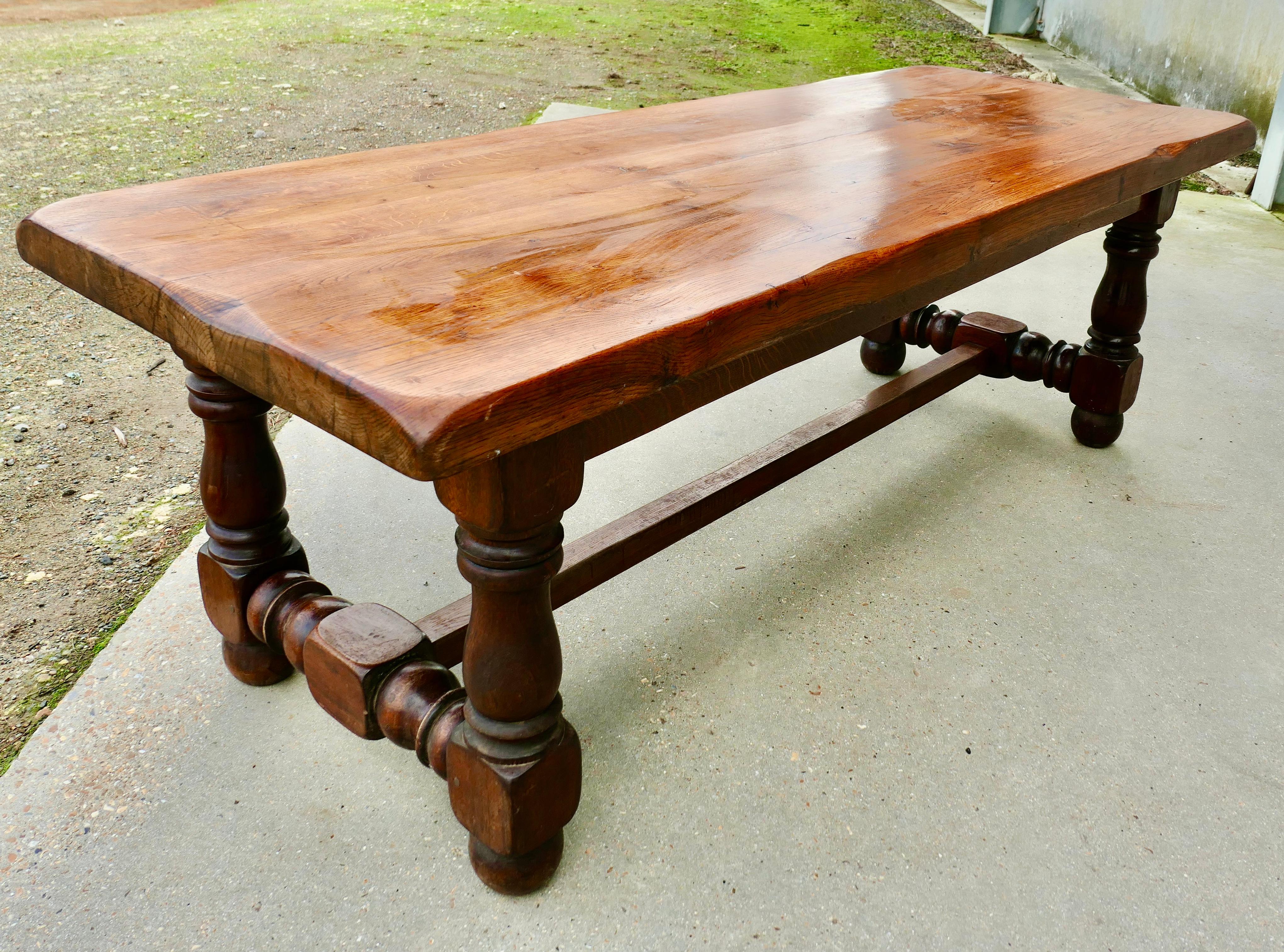 Début du 20ème siècle Très lourde table de ferme française 12 places en Oak Oak en vente