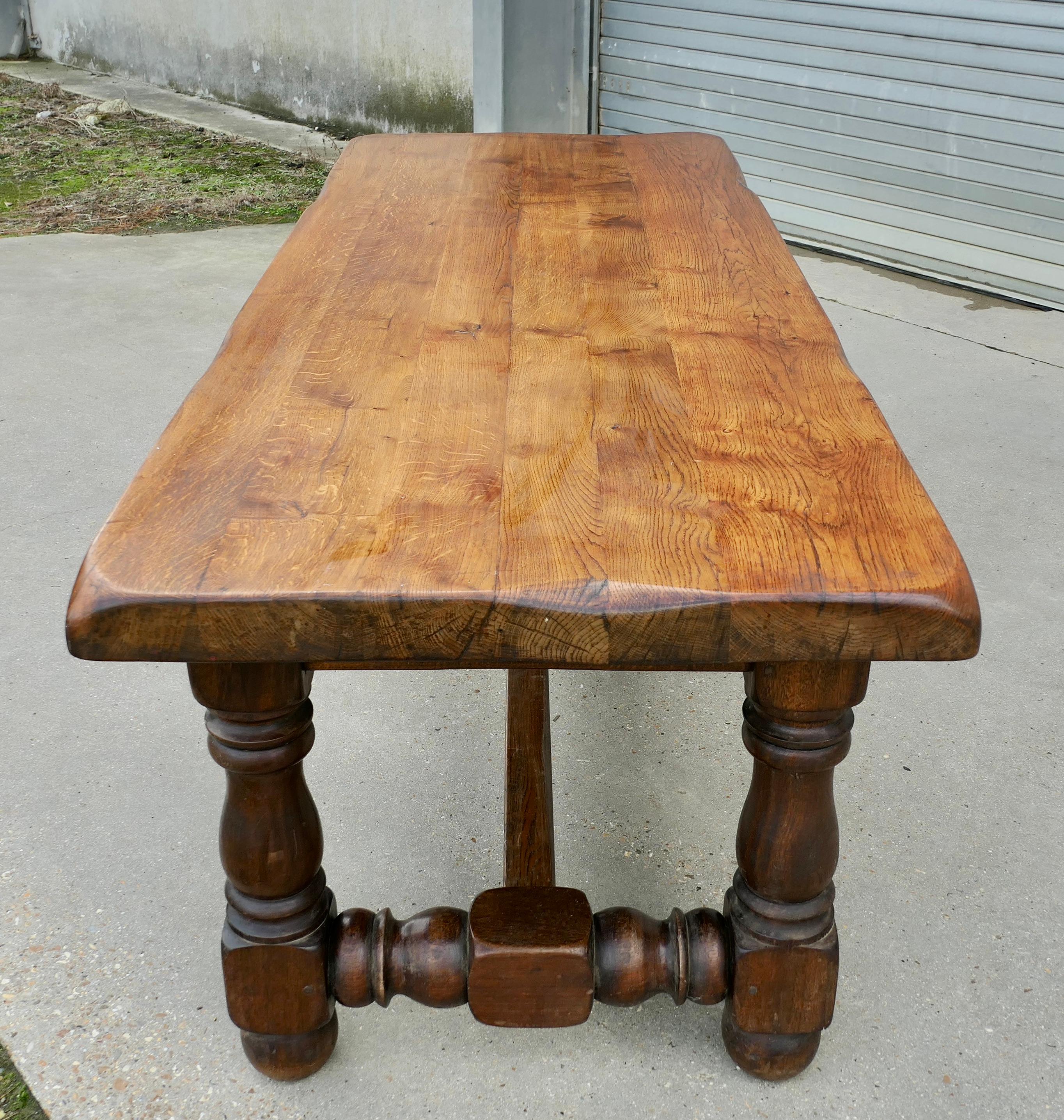 Chêne Très lourde table de ferme française 12 places en Oak Oak en vente