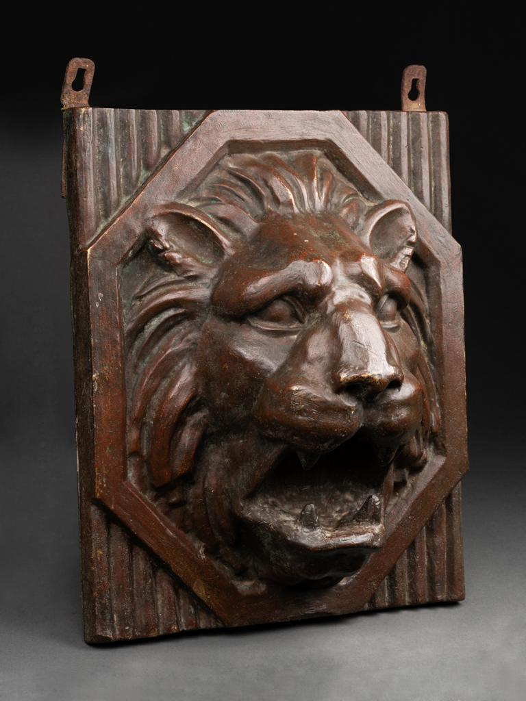 Very heavy head of a Lion Mascaron made of bronze

Probably end of XIXth century/ early beginning of XXth in the Belgium style

Two hooks removable allow to hang the sculpture 

Good condition : some small scratches and lakes of patination