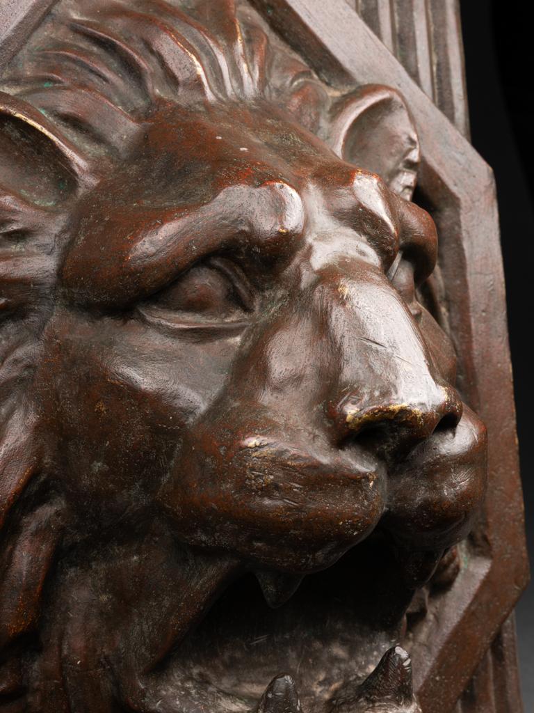 Sehr schwerer Kopf des Löwenmascarons aus patinierter Bronze XIX/ XX. Jahrhunderts. (Sonstiges) im Angebot