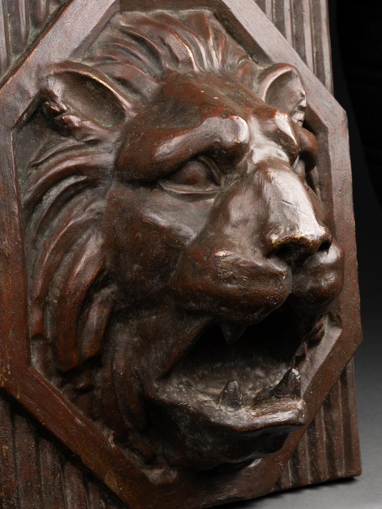 Sehr schwerer Kopf des Löwenmascarons aus patinierter Bronze XIX/ XX. Jahrhunderts. (Französisch) im Angebot