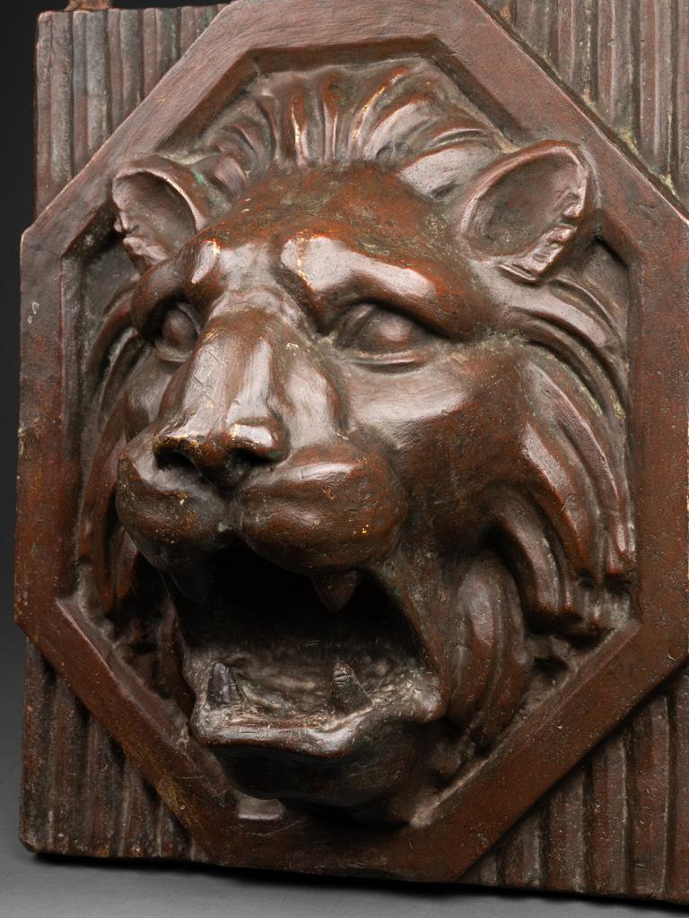 Sehr schwerer Kopf des Löwenmascarons aus patinierter Bronze XIX/ XX. Jahrhunderts. (Patiniert) im Angebot