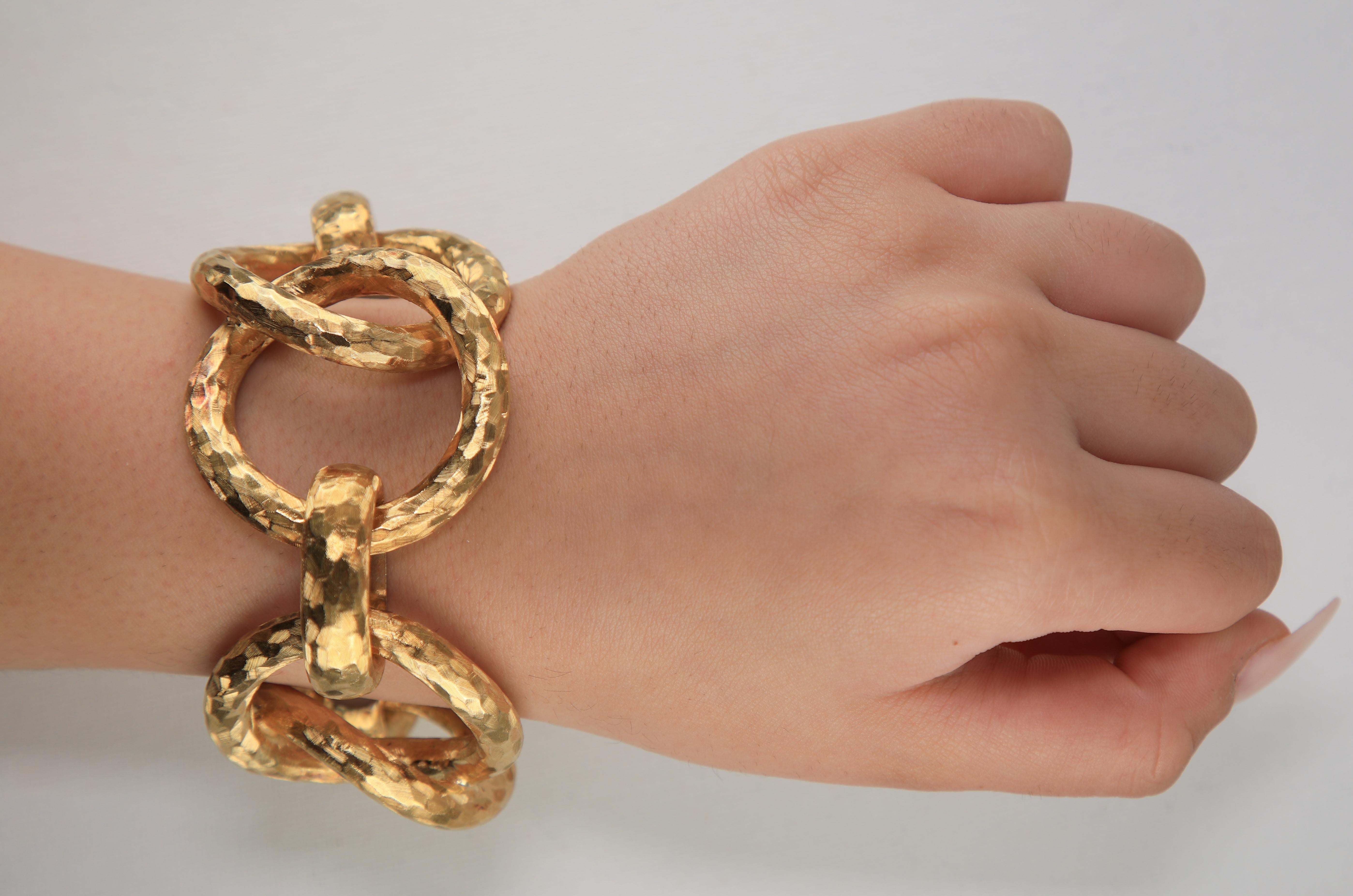 Very Heavy Modernist Polished 18k Gold Jumbo Link Bracelet
An extremely large solid 18k gold jumbo link bracelet, The bracelet feature circular links overlapping and interlocking with each other creating this clunky messy look. Throughout this