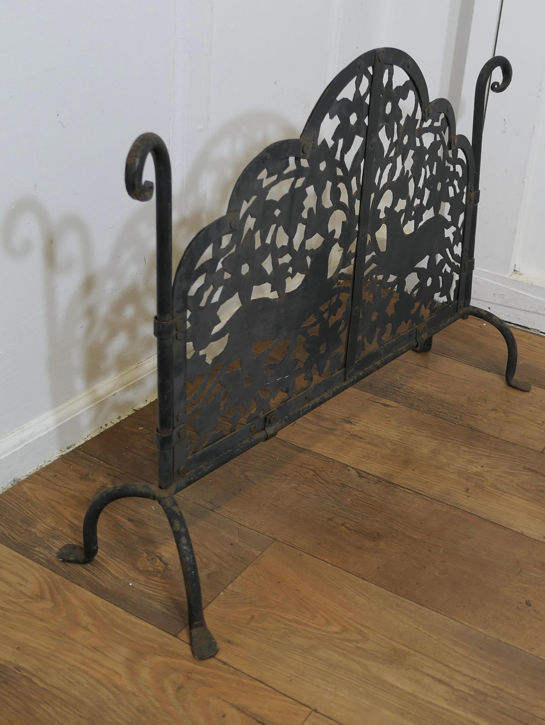 Very Heavy Old Gothic Pierced Wrought Iron Fire Screen In Good Condition For Sale In Godshill, Isle of Wight