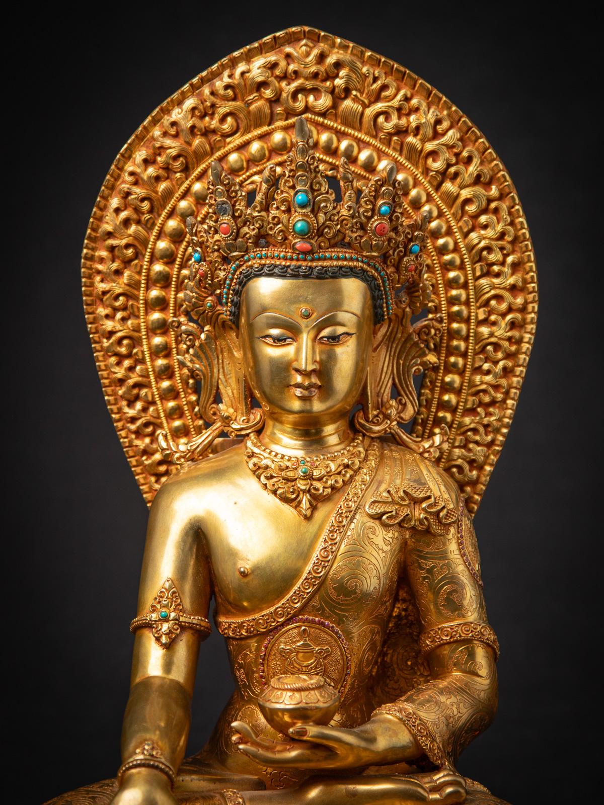 Experimenta la belleza de la artesanía tradicional nepalí con esta gran estatua de Buda de bronce de muy alta calidad, una impresionante pieza meticulosamente dorada al fuego con oro de 24 quilates. De 49,6 cm de alto, 30,5 cm de ancho y 21 cm de