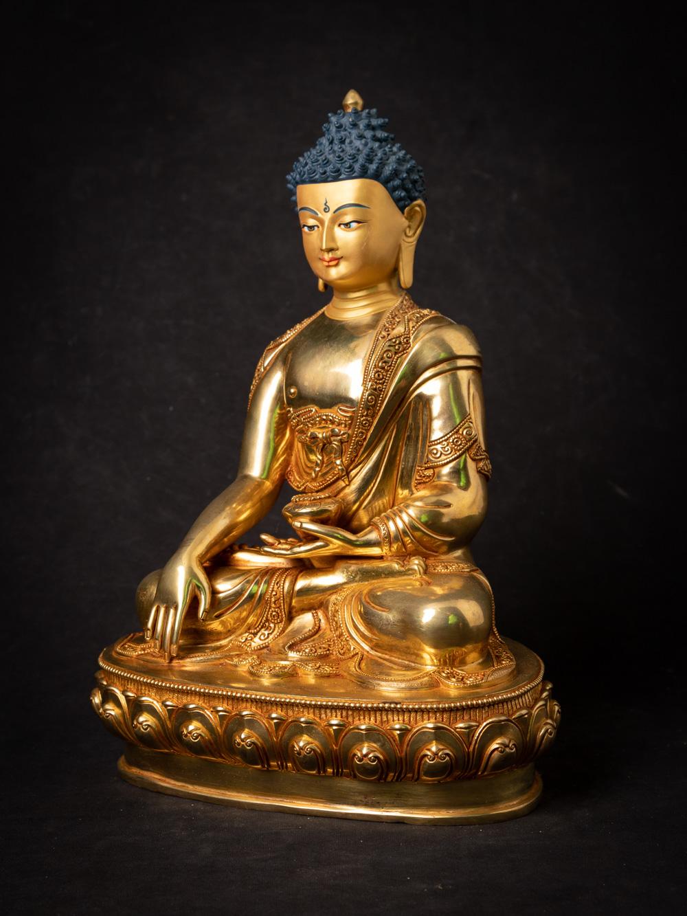 Der hochwertige Nepali Gold-Face Buddha ist ein wirklich exquisites und spirituell bedeutendes Artefakt aus Nepal. Die aus Bronze gefertigte und mit 24-karätigem Gold feuervergoldete Buddha-Statue ist 33,3 cm hoch und misst 24 cm in der Breite und
