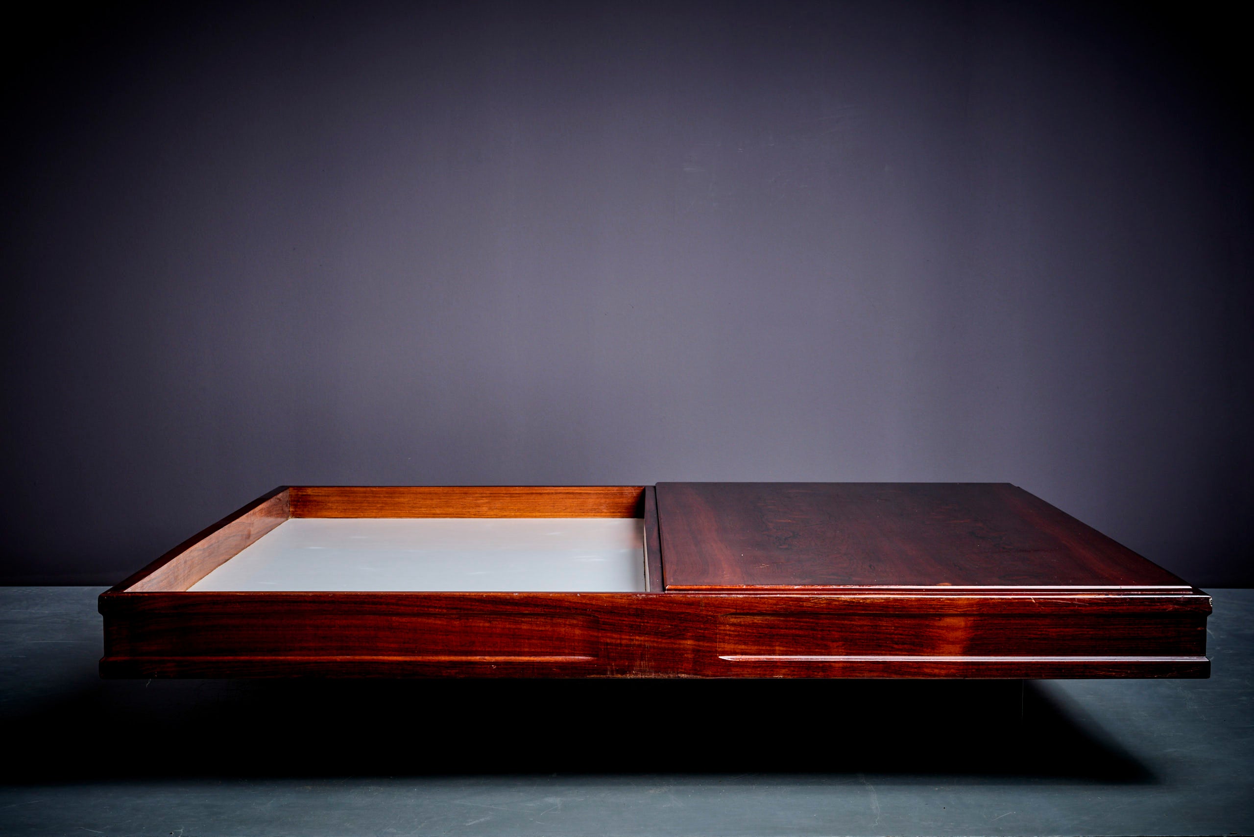 Énorme table de canapé en bois de rose par Gianfranco Frattini pour Bernini, Italie - années 1960.