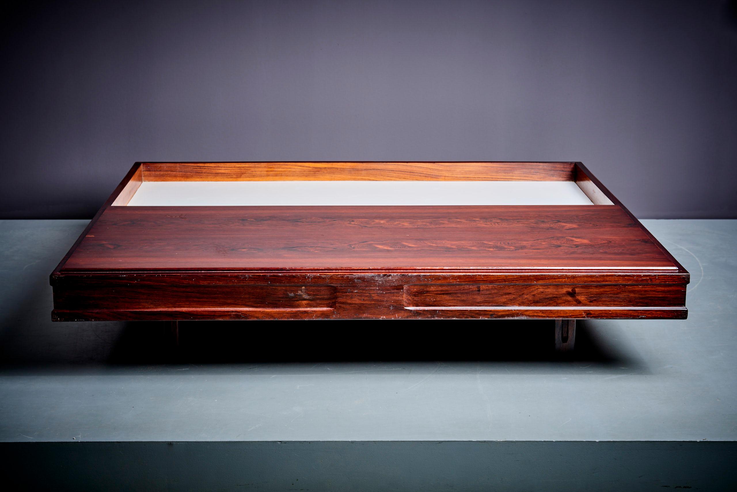 Bois de rose Très grande table basse Gianfranco Frattini pour Bernini Italie - années 1960 en vente