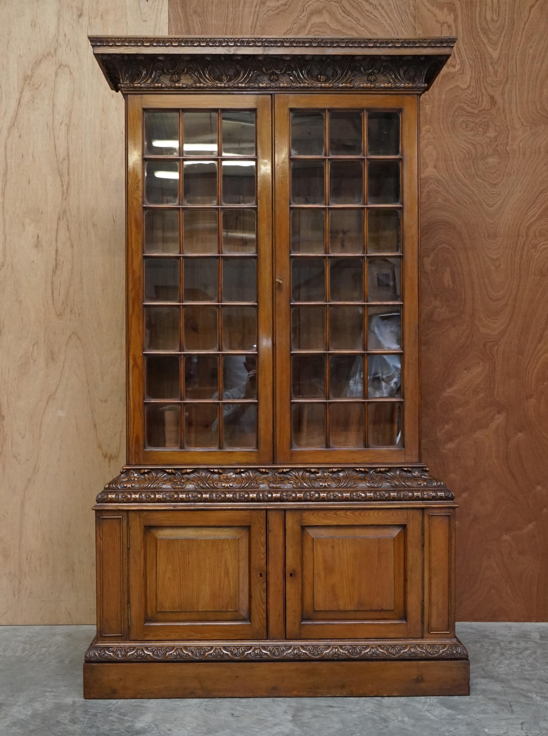 Nous sommes ravis de proposer cette bibliothèque de collection, entièrement restaurée, datant de l'époque victorienne (vers 1860), en pitch-pine, inspirée des pièces originales de Samuel Pepys (1666) actuellement exposées à l'Université d'Oxford