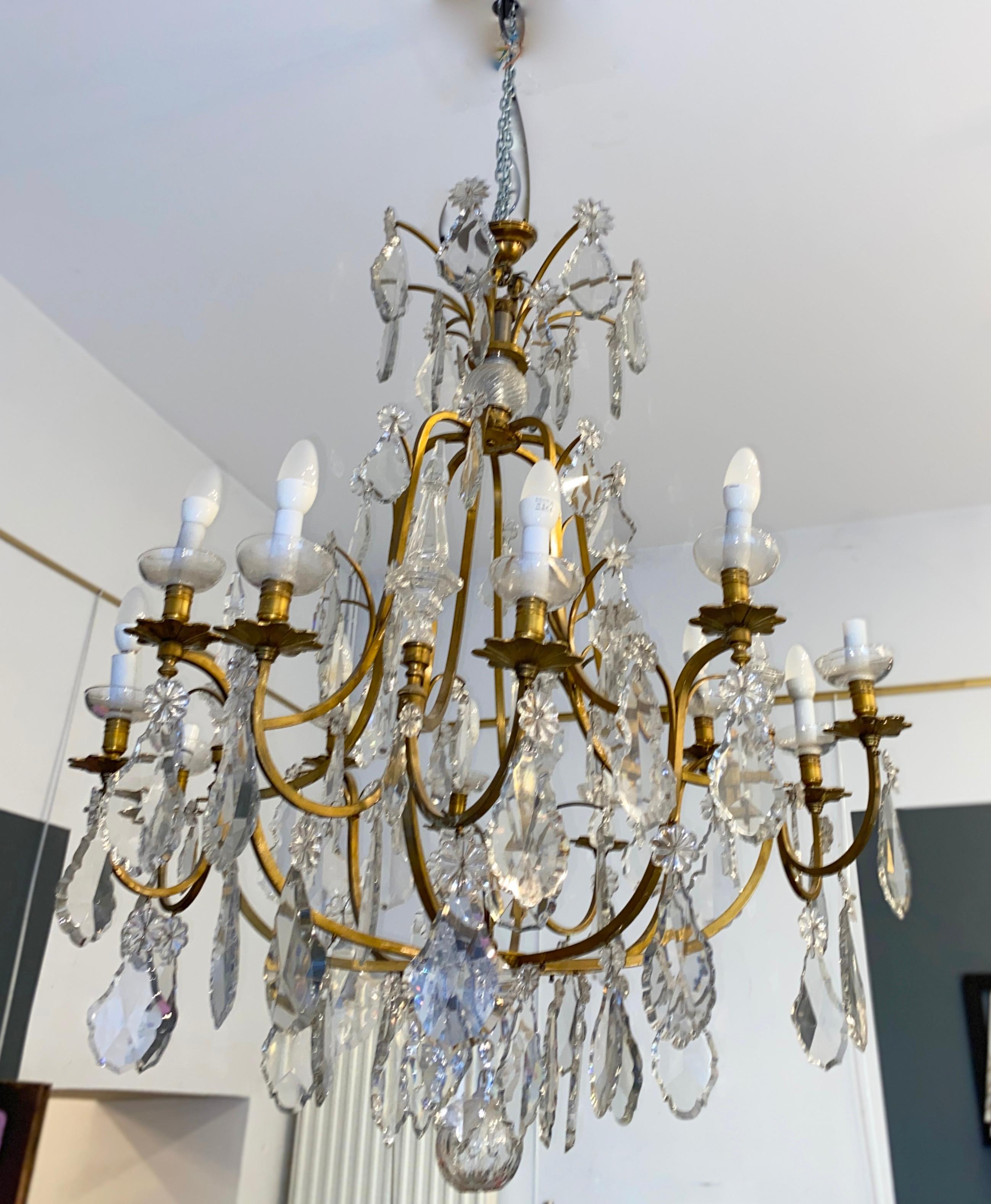 Very important bronze cage chandelier with Louis XVI style pendants
Gilt bronze and transparent glass chandelier
12 electrified arms dating from the late 19th century.
 