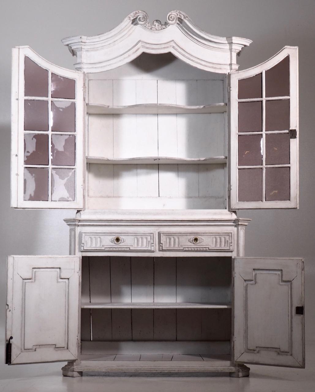 Très important cabinet vitrine français en deux parties:: richement sculpté:: vers 1770-1790 en vente 4