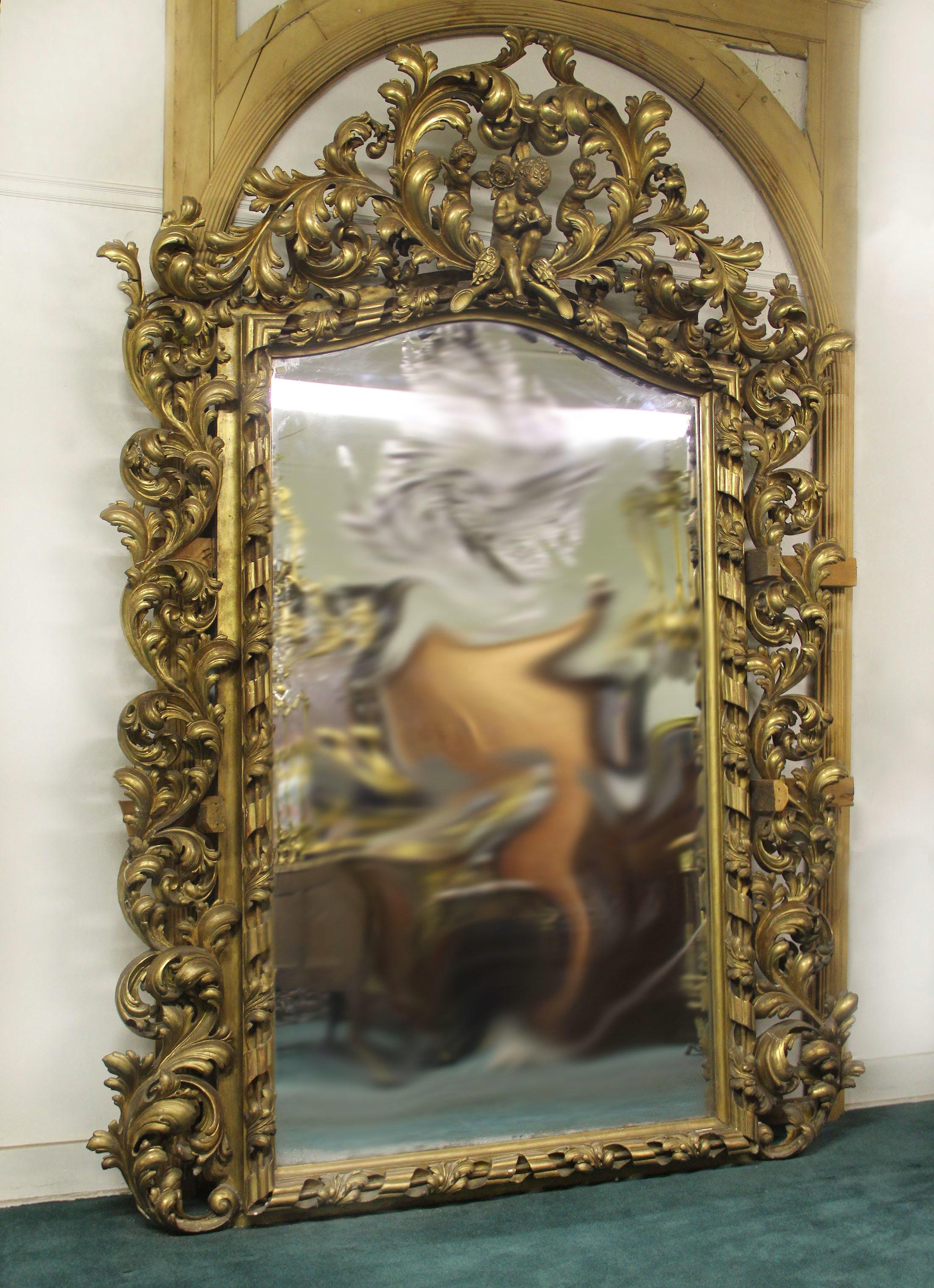 Gesso Miroir de style rococo très imposant de la fin du XIXe siècle en bois doré et gesso en vente