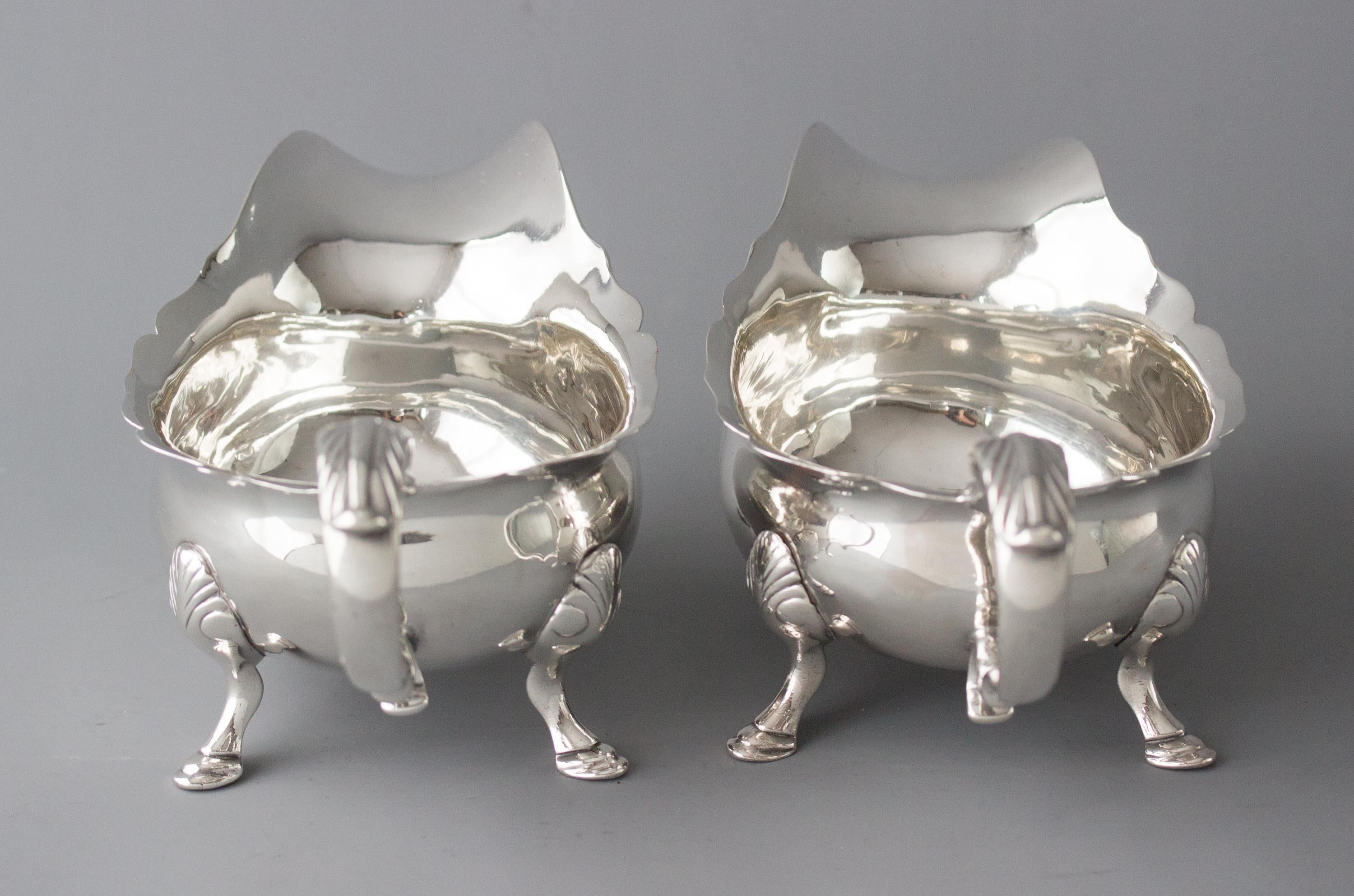 Very Important Pair of Heavy George II Silver Sauce Boats, Lon 1742 In Good Condition In Cornwall, GB