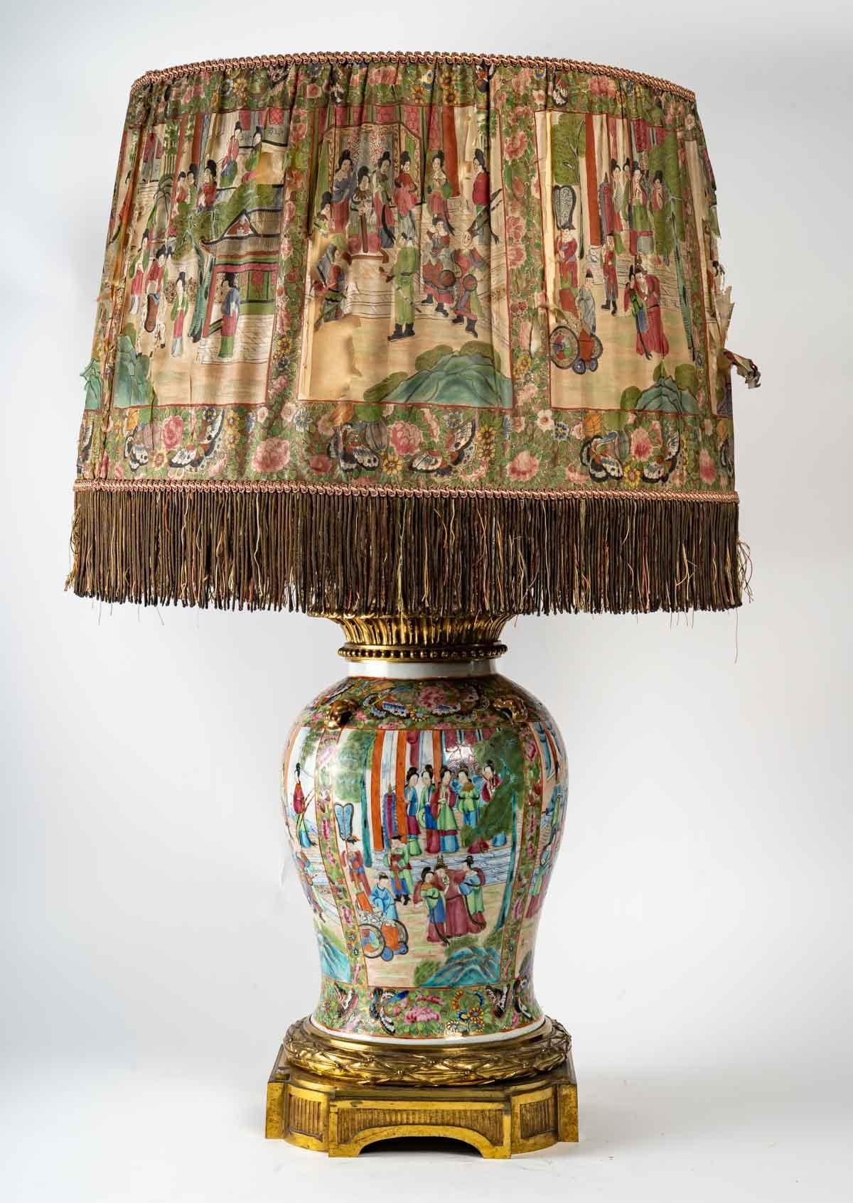 Très importante lampe en porcelaine de Satsuma, montée en bronze doré et abat-jour en soie (très endommagé, mais historique), 19ème siècle, période Napoléon III, Grande décoration.
Mesures : H : 95 cm, P : 55 cm.