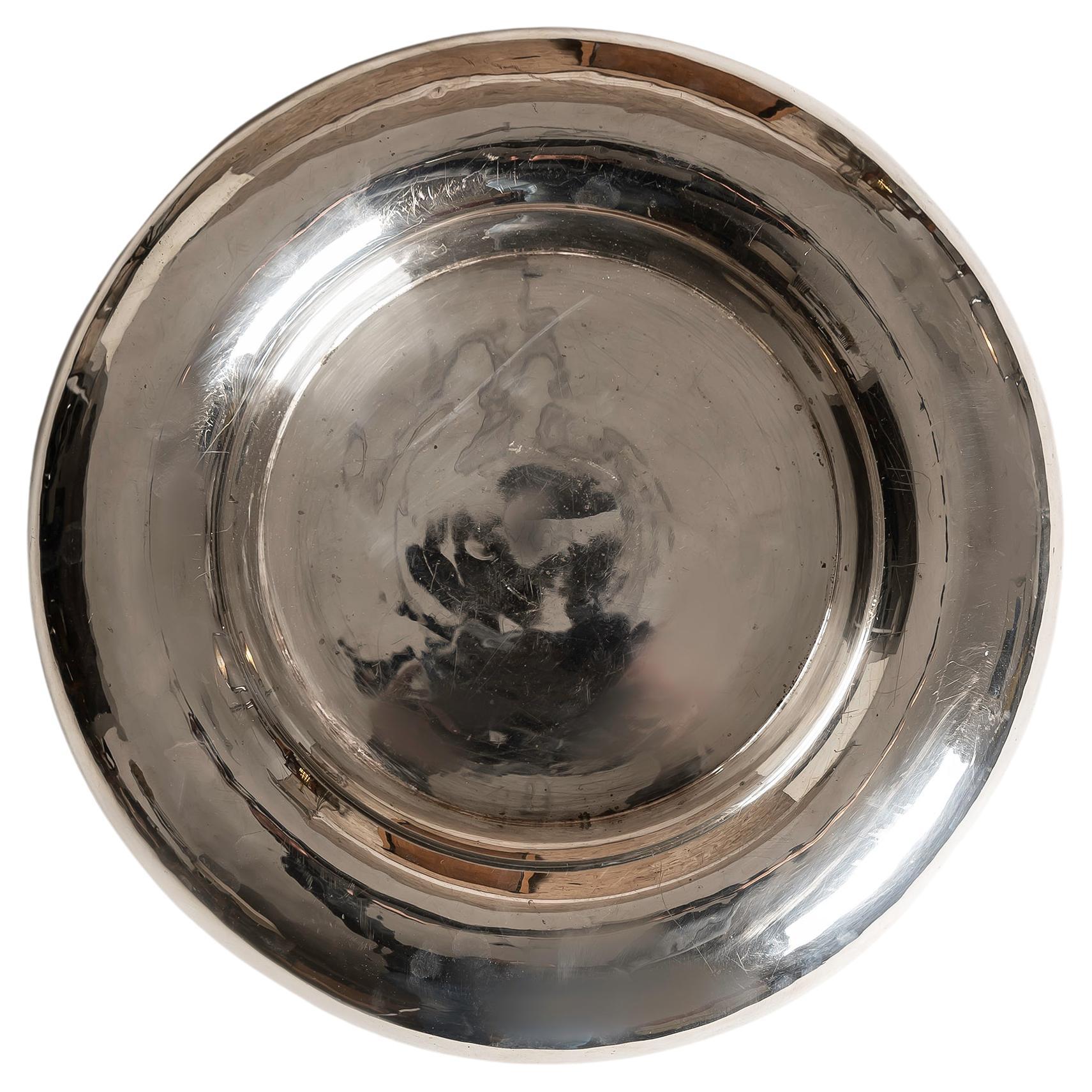 Acquistare un centrotavola italiano vintage placcato in argento degli anni '60 è un'opportunità eccezionale per possedere un pezzo d'arte che incarna sia l'eleganza che il significato storico. Questa è stata un'epoca d'oro per il design italiano,
