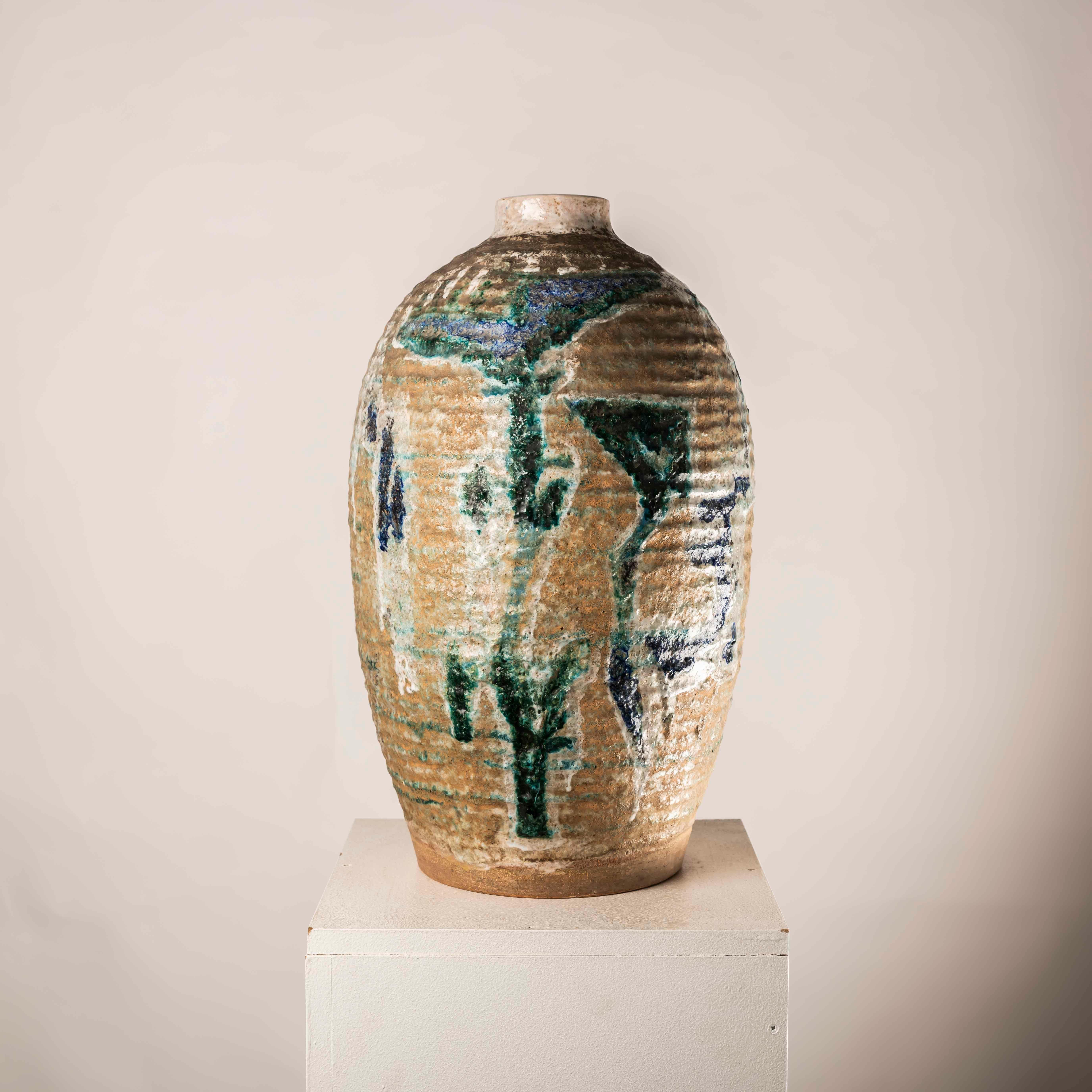 Ce vase du milieu du siècle en céramique émaillée XL est une pièce remarquable qui rehaussera tout espace par son élégance intemporelle et son charme artistique. Probablement d'origine française, ce vase témoigne d'un savoir-faire exceptionnel, avec