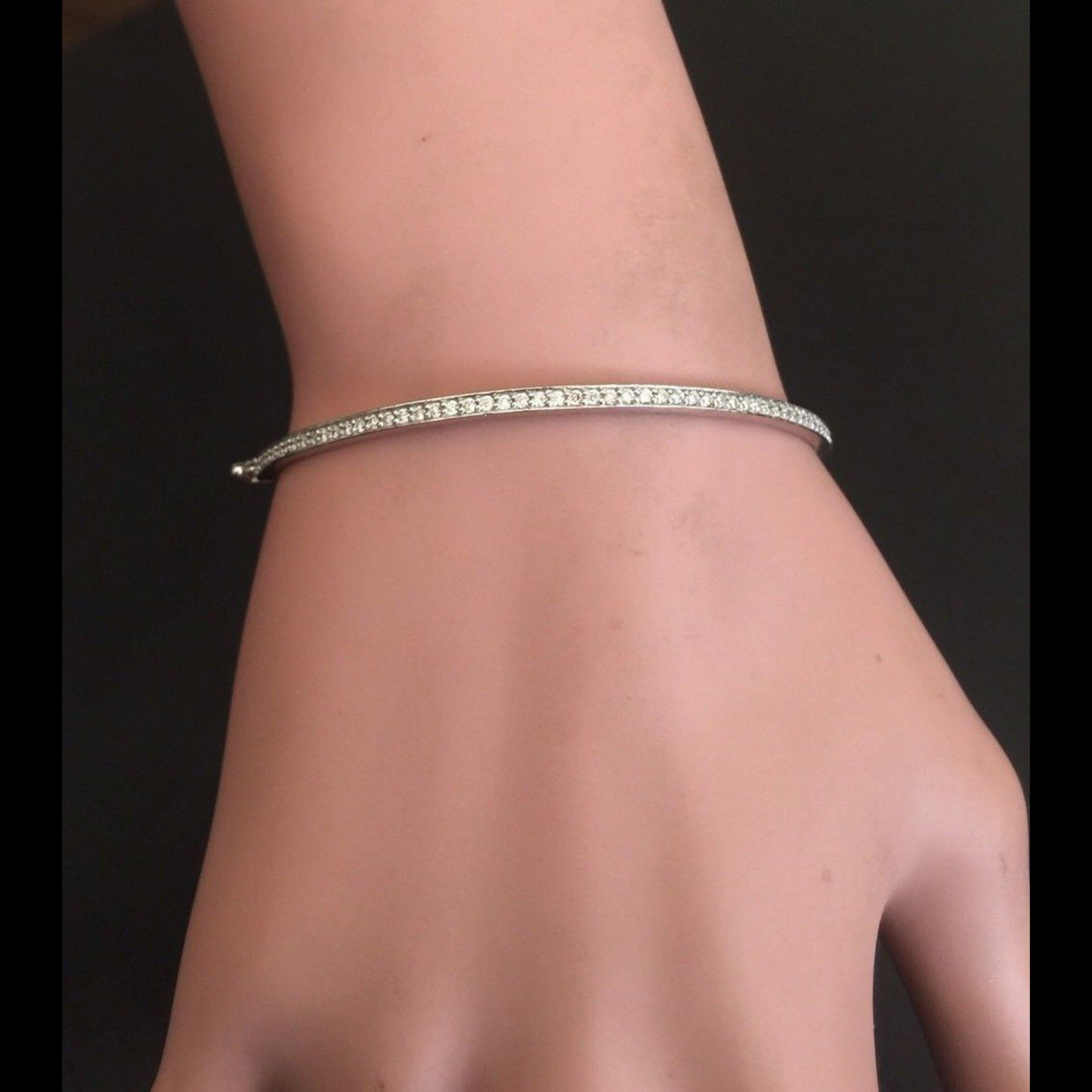 Women's Very Impressive 0.75 Carat Natural Diamond 14K Solid White Gold Bangle Bracelet For Sale